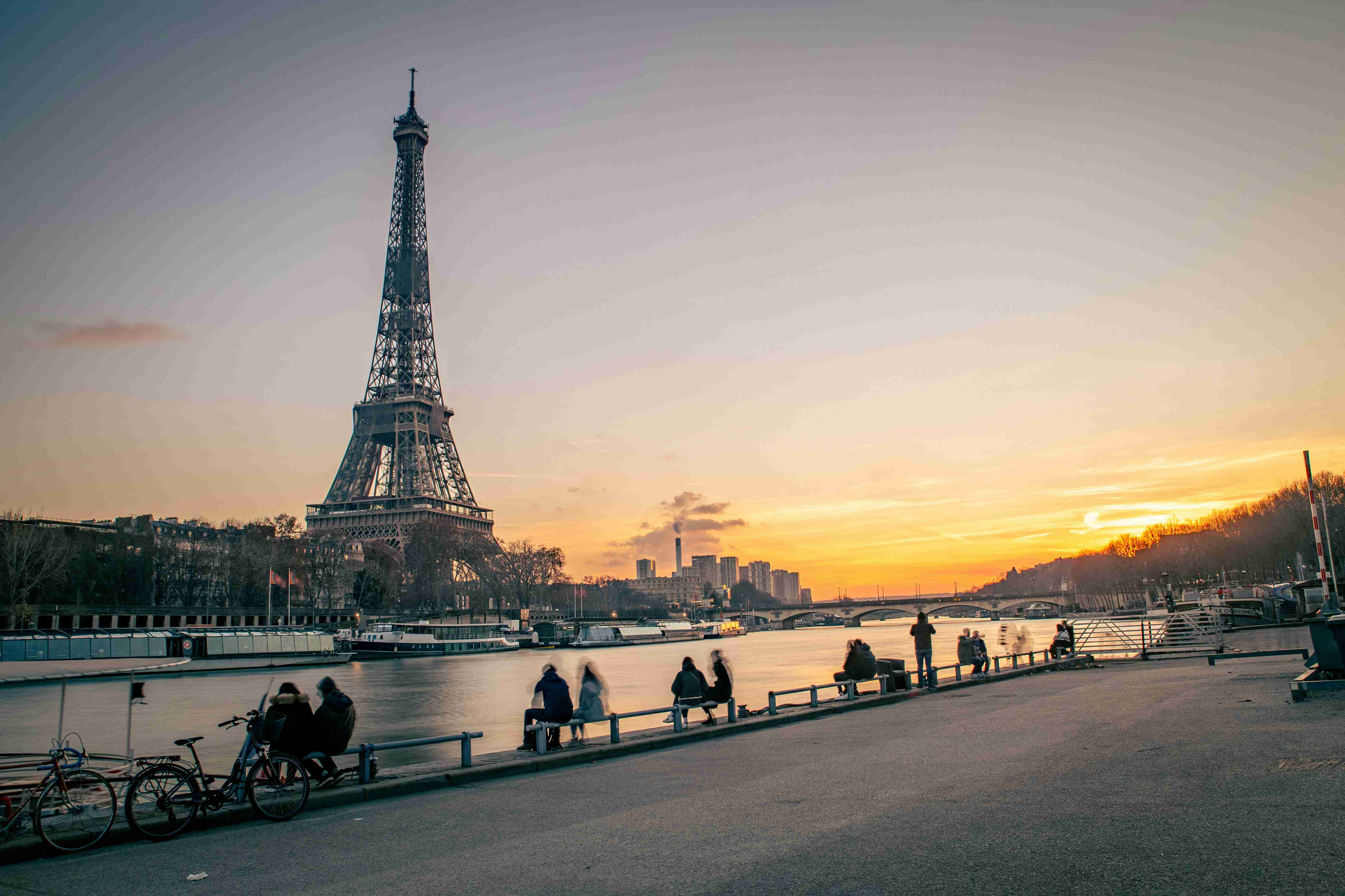 un-grupo-de-personas-paradas-junto-a-la-torre-eiffel