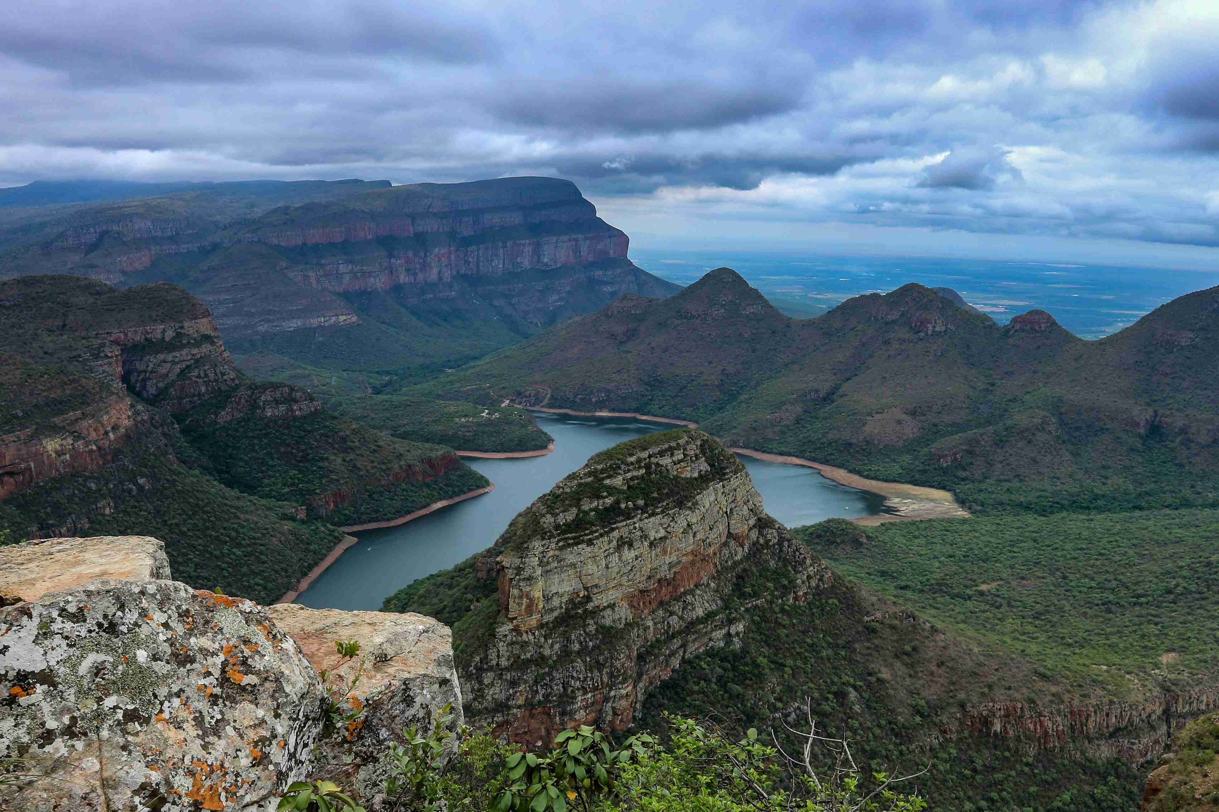corpo d'acqua e montagna verde sotto il cielo blu