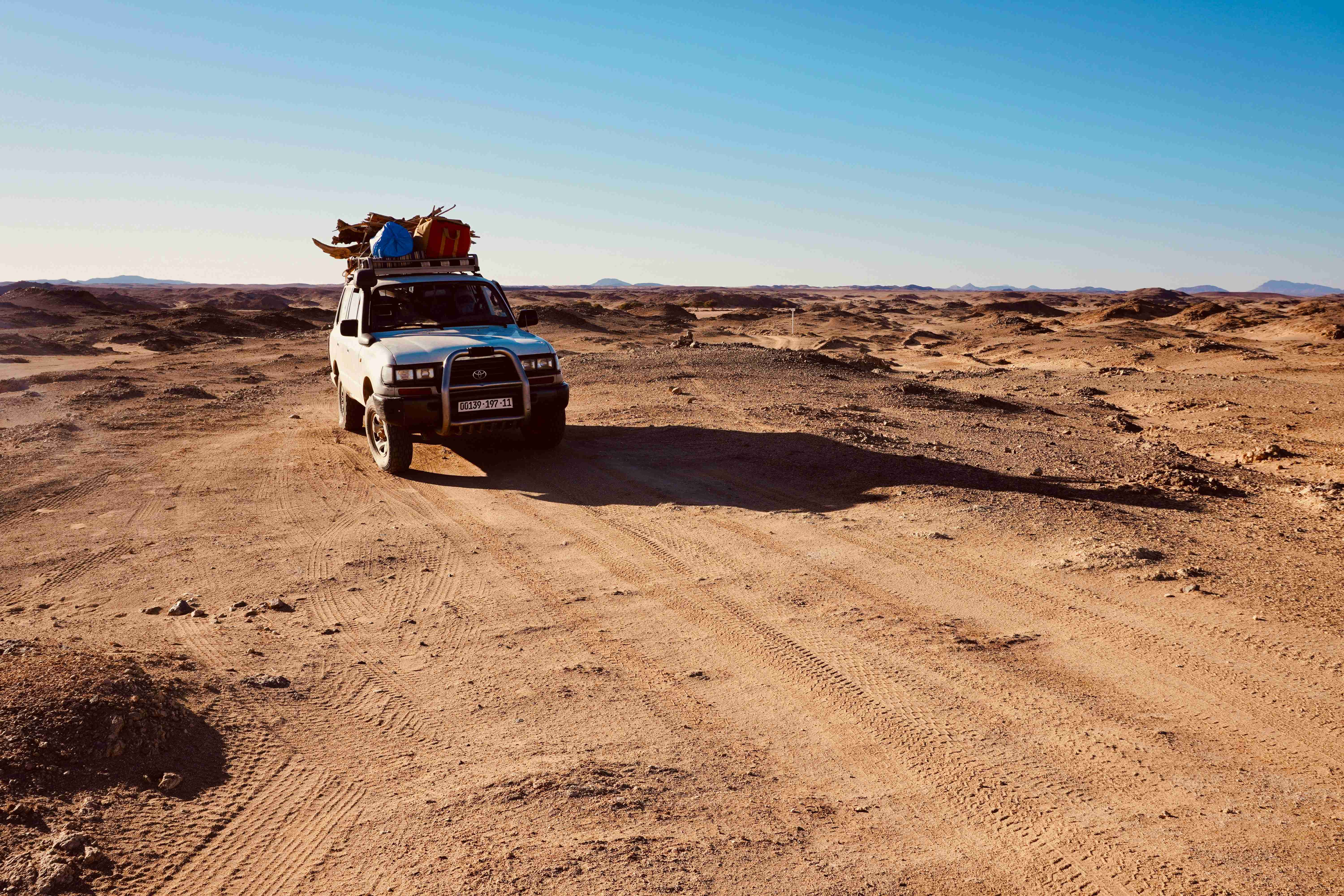 एक पिकअप ट्रक जिसके ऊपर सामान रखा है