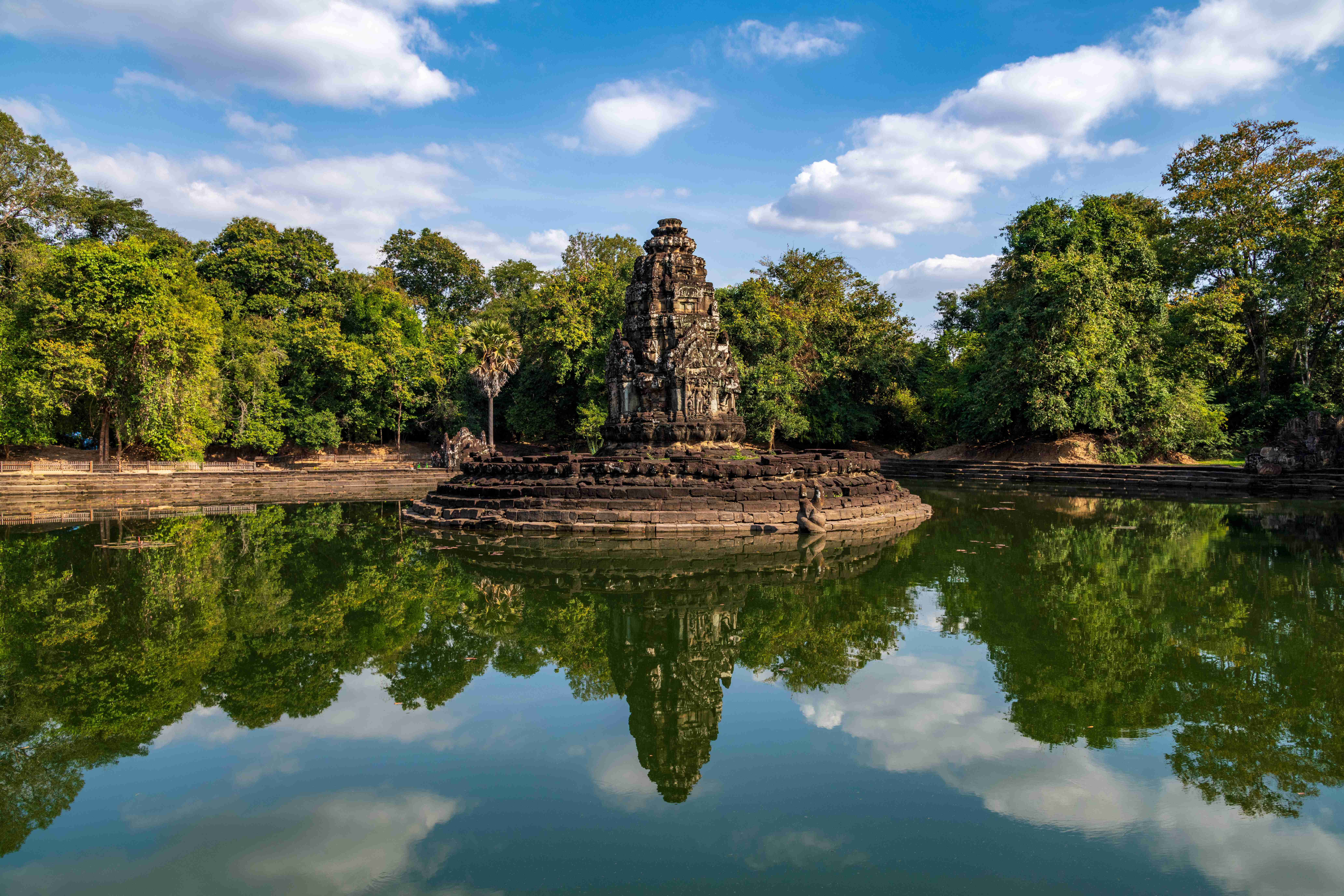 beautiful-reflection-of-neak-pean-temple