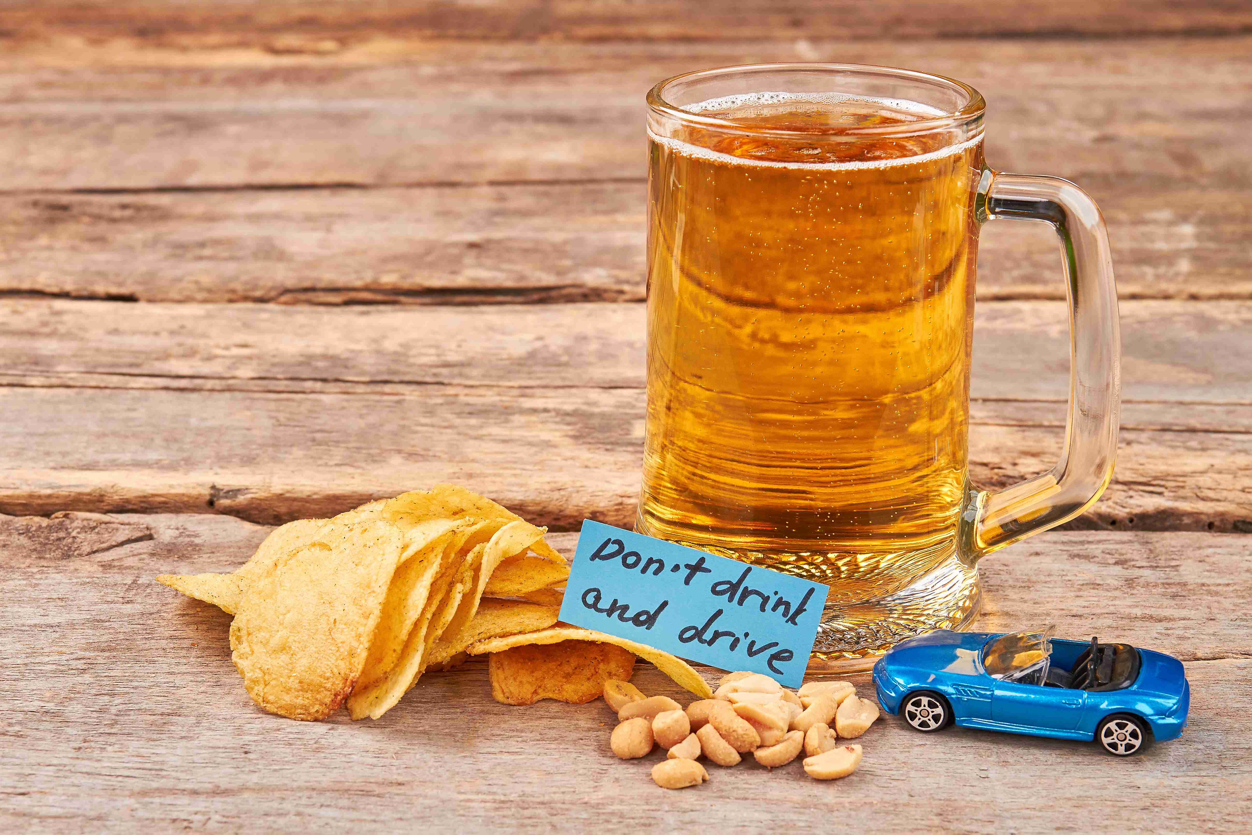 Bier Chips Nachricht Nüsse Auto