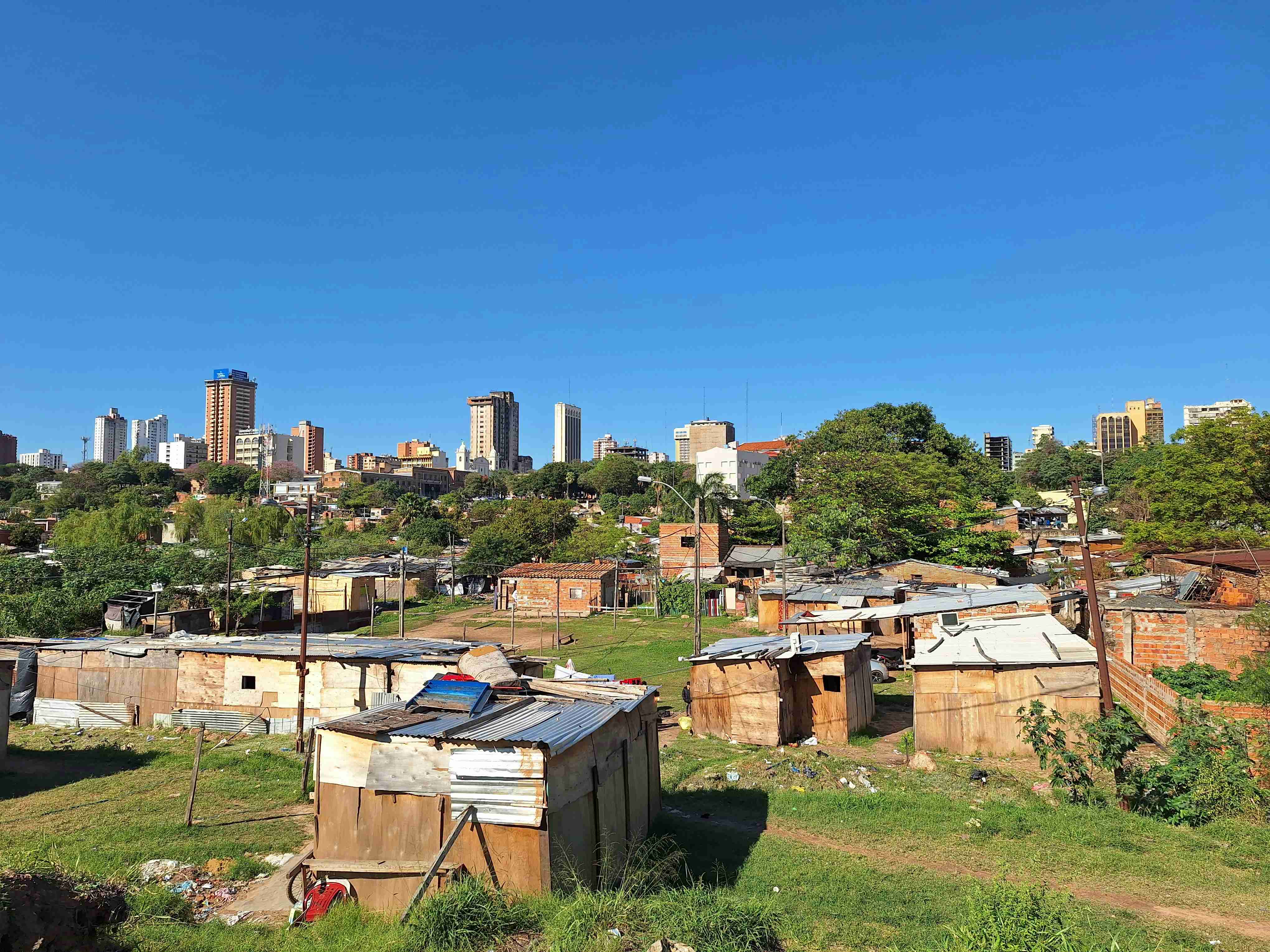 o vedere a unui oraș de la distanță