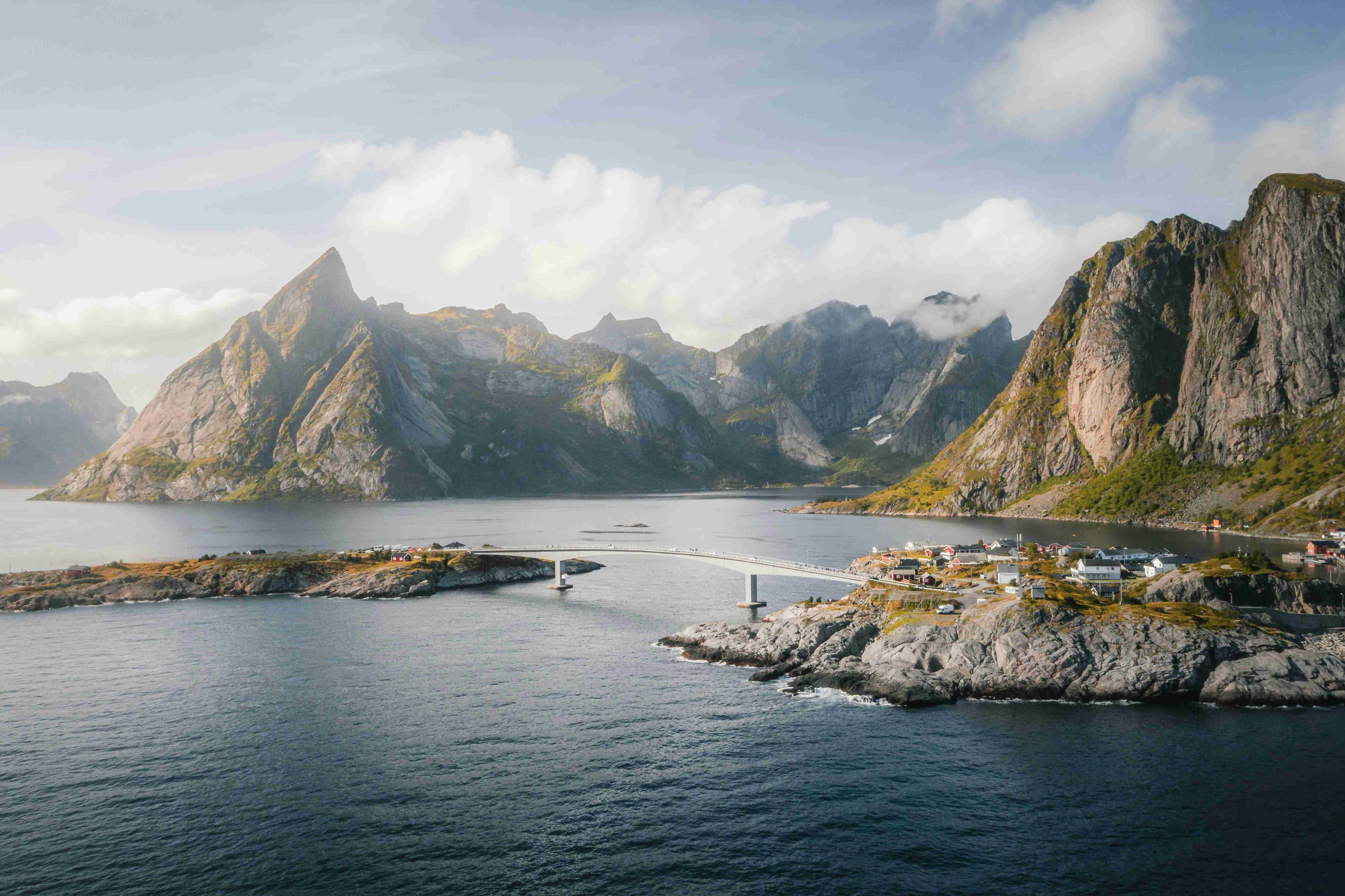 vodní plocha s horami v pozadí