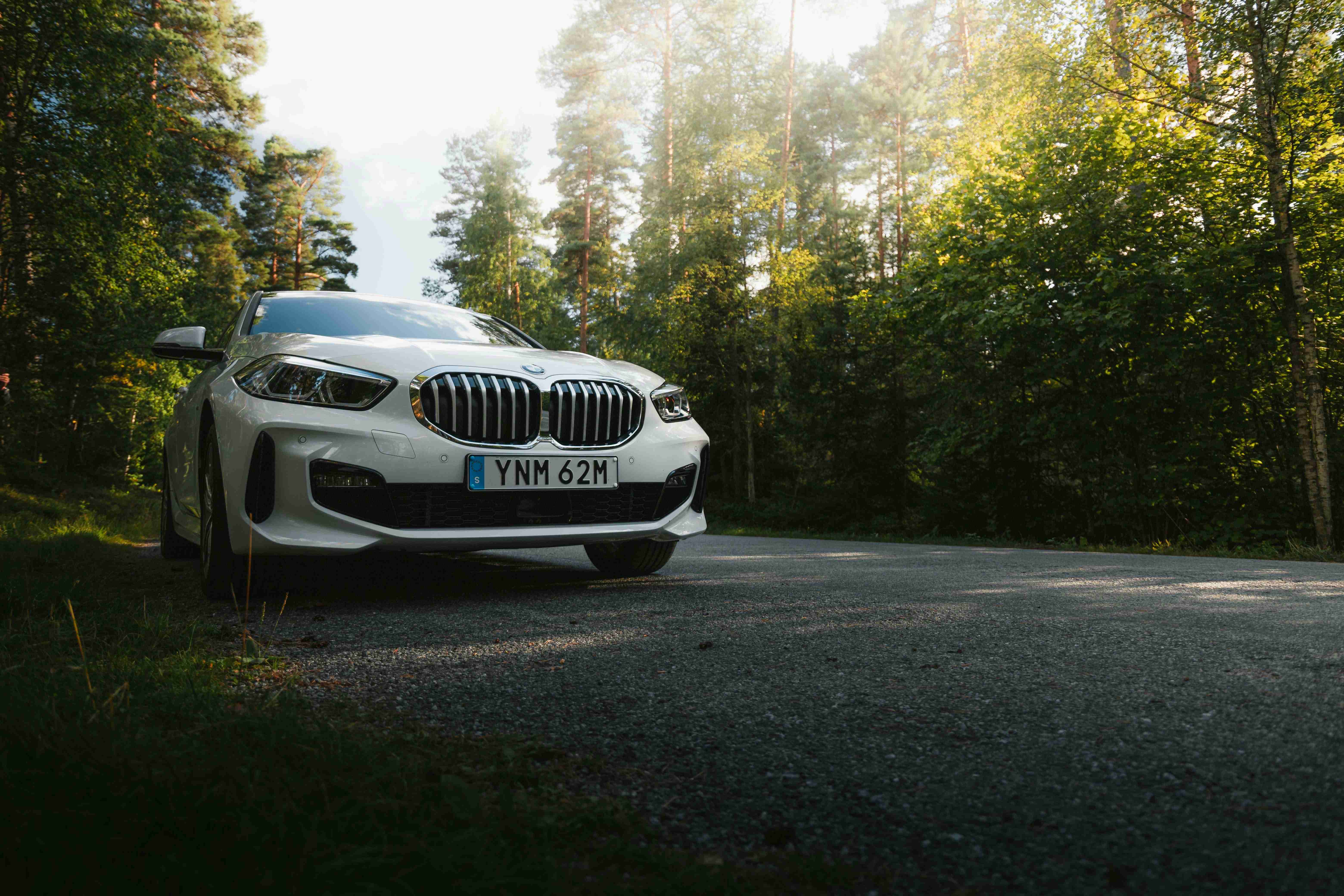 бяла кола, паркирана на пътя