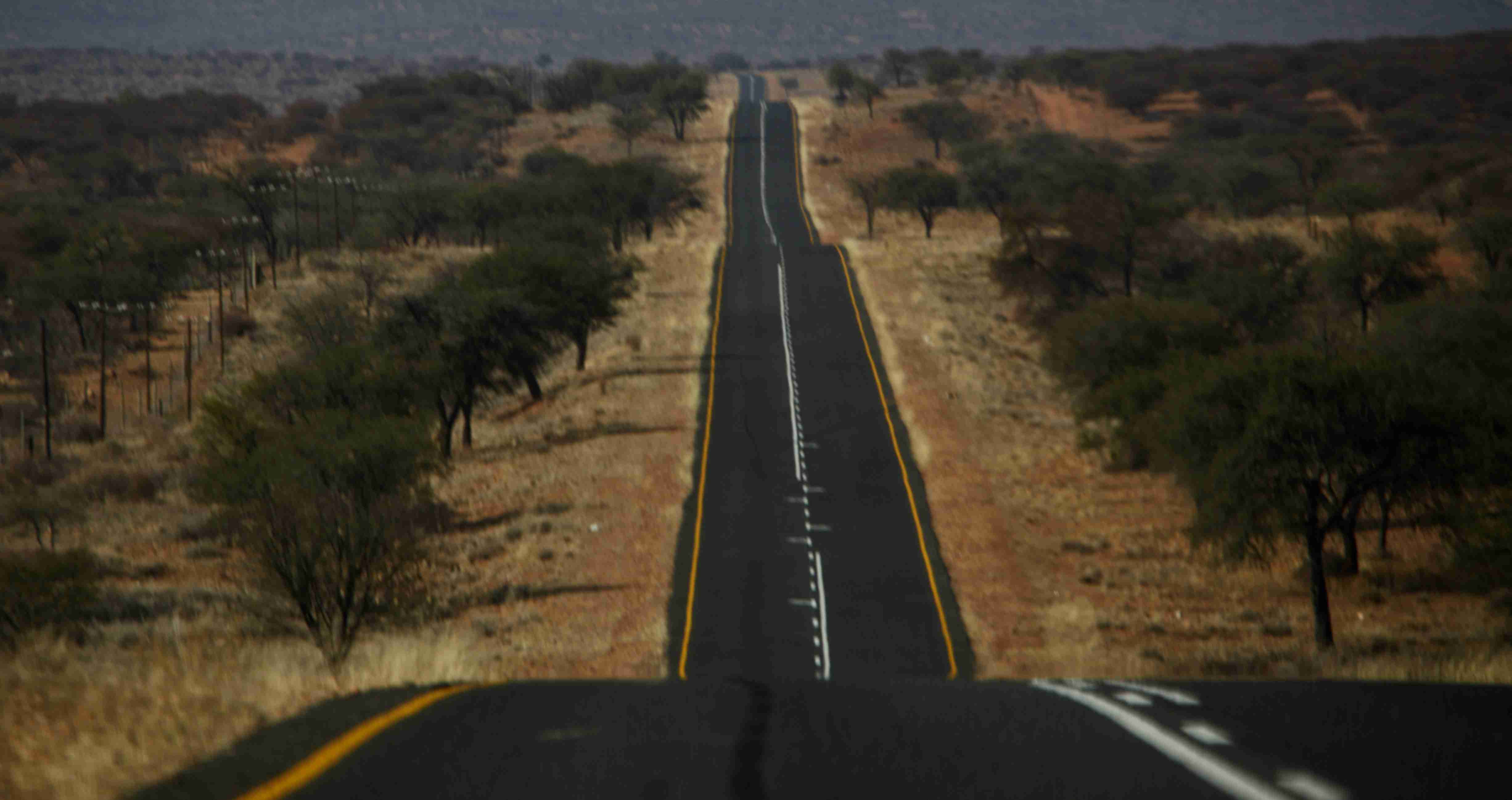 egy üres út a sivatag közepén