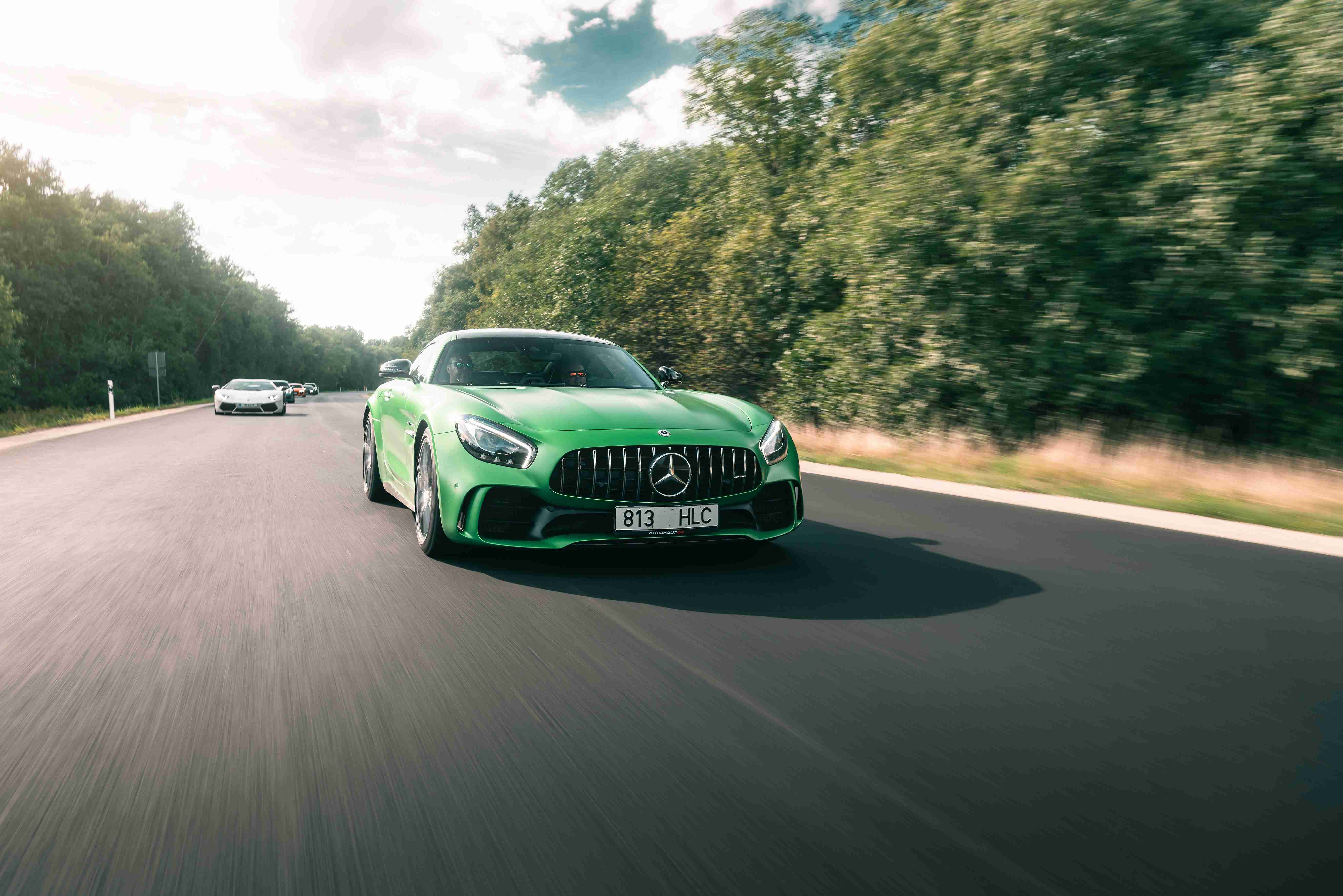 une-voiture-de-sport-verte-roulant-sur-la-route