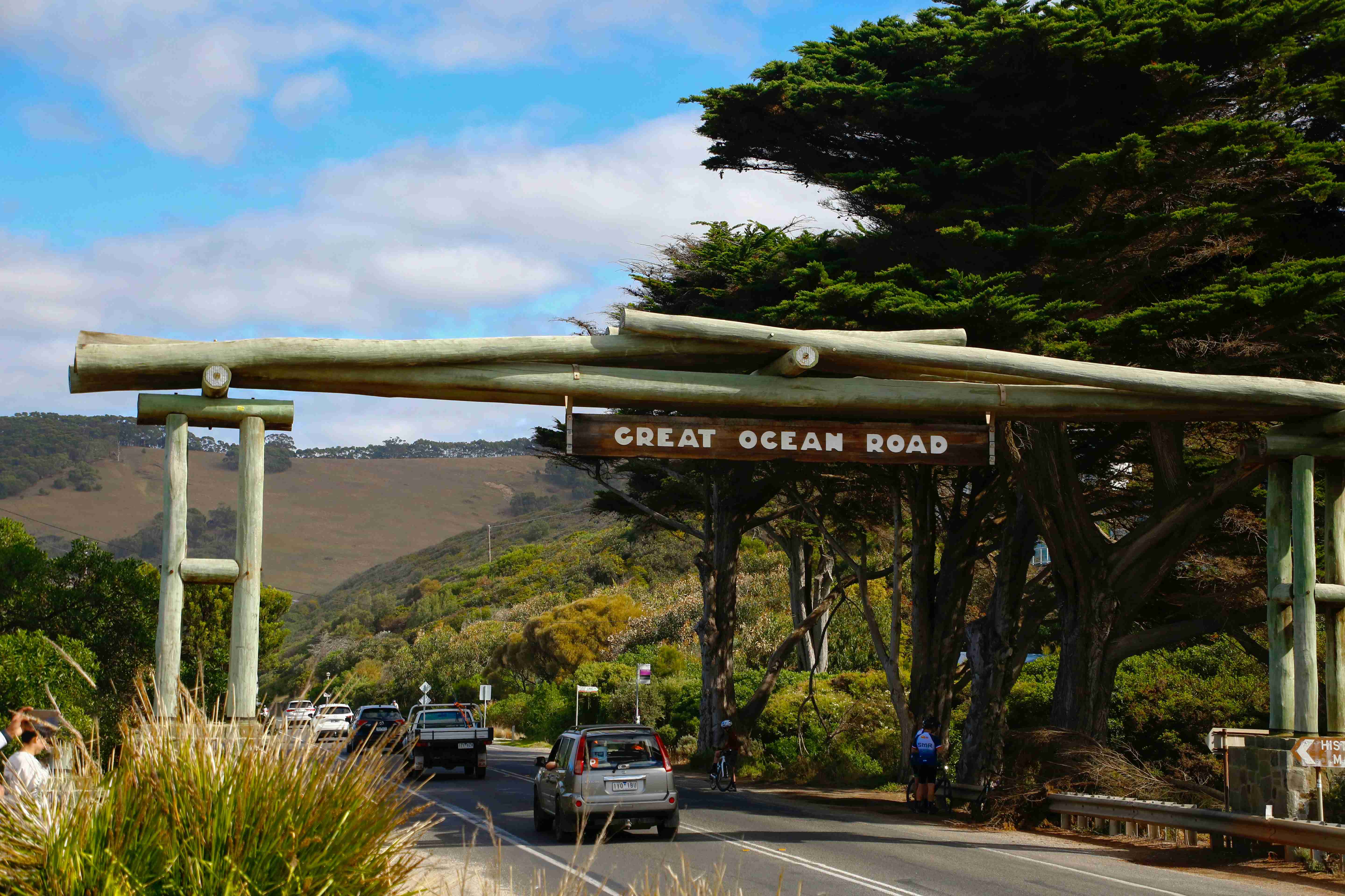 una strada con un cartello che dice Great Ocean Road