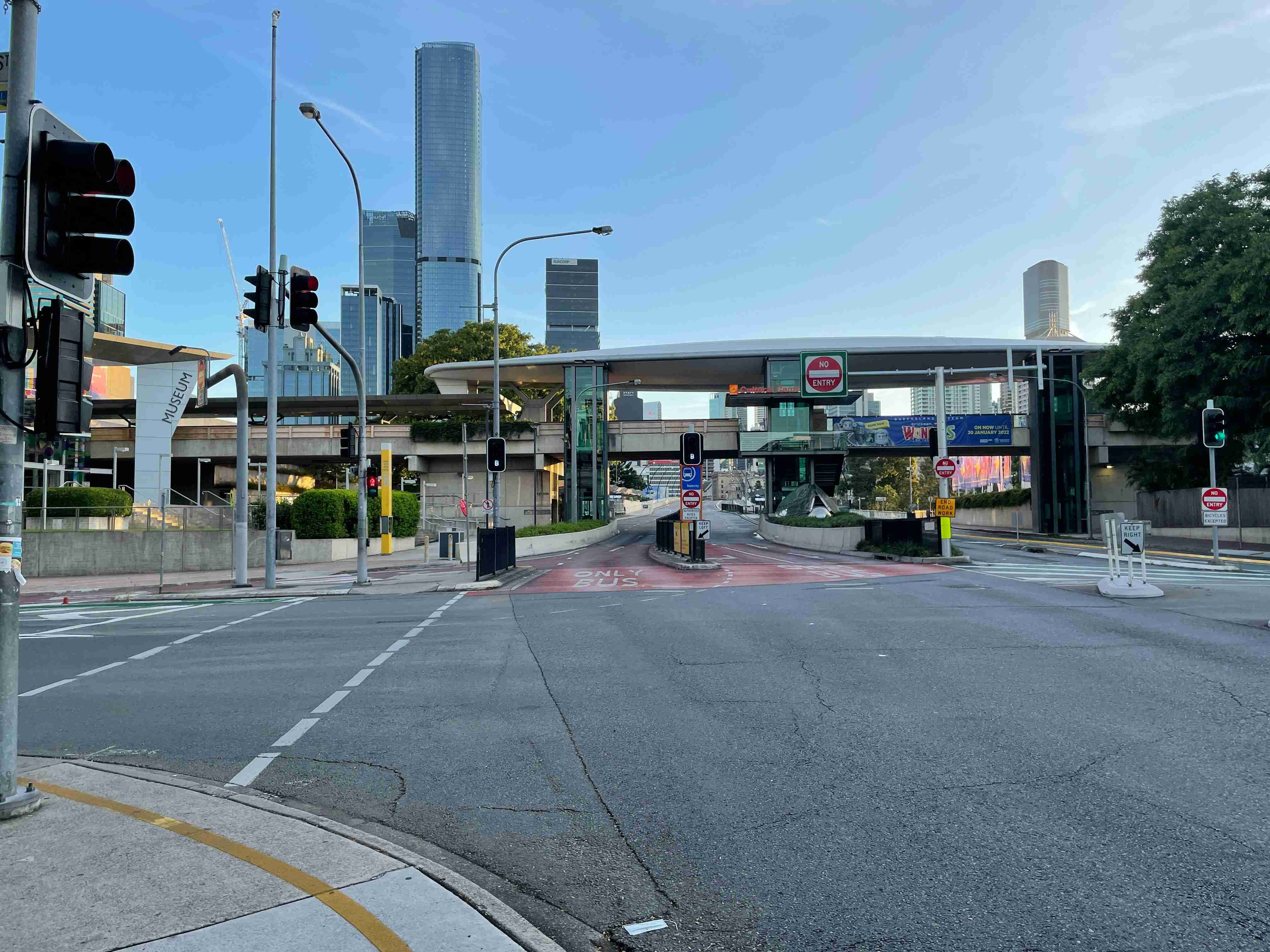 una strada cittadina con un semaforo