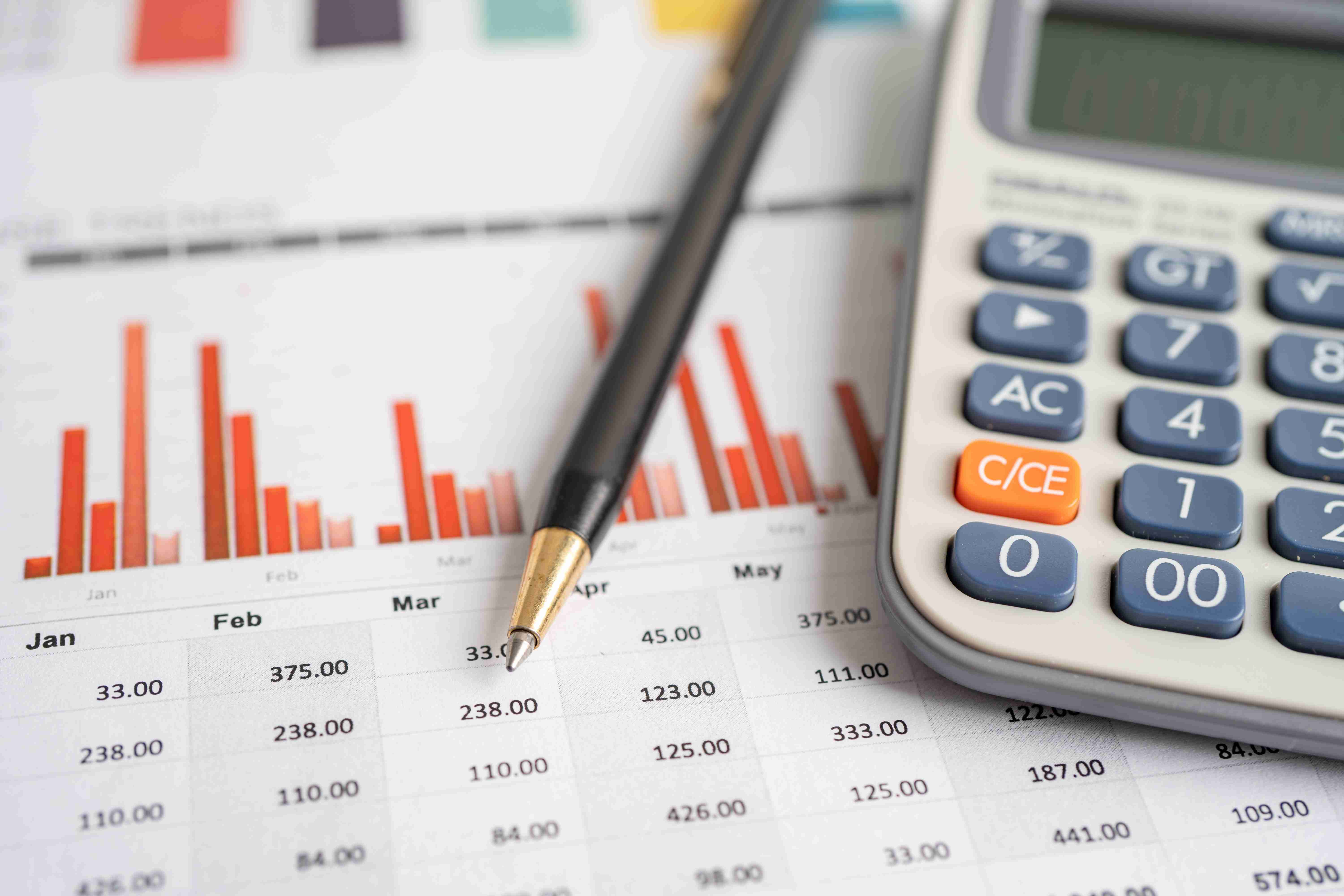 Калкулатор върху хартия на електронна таблица с графика