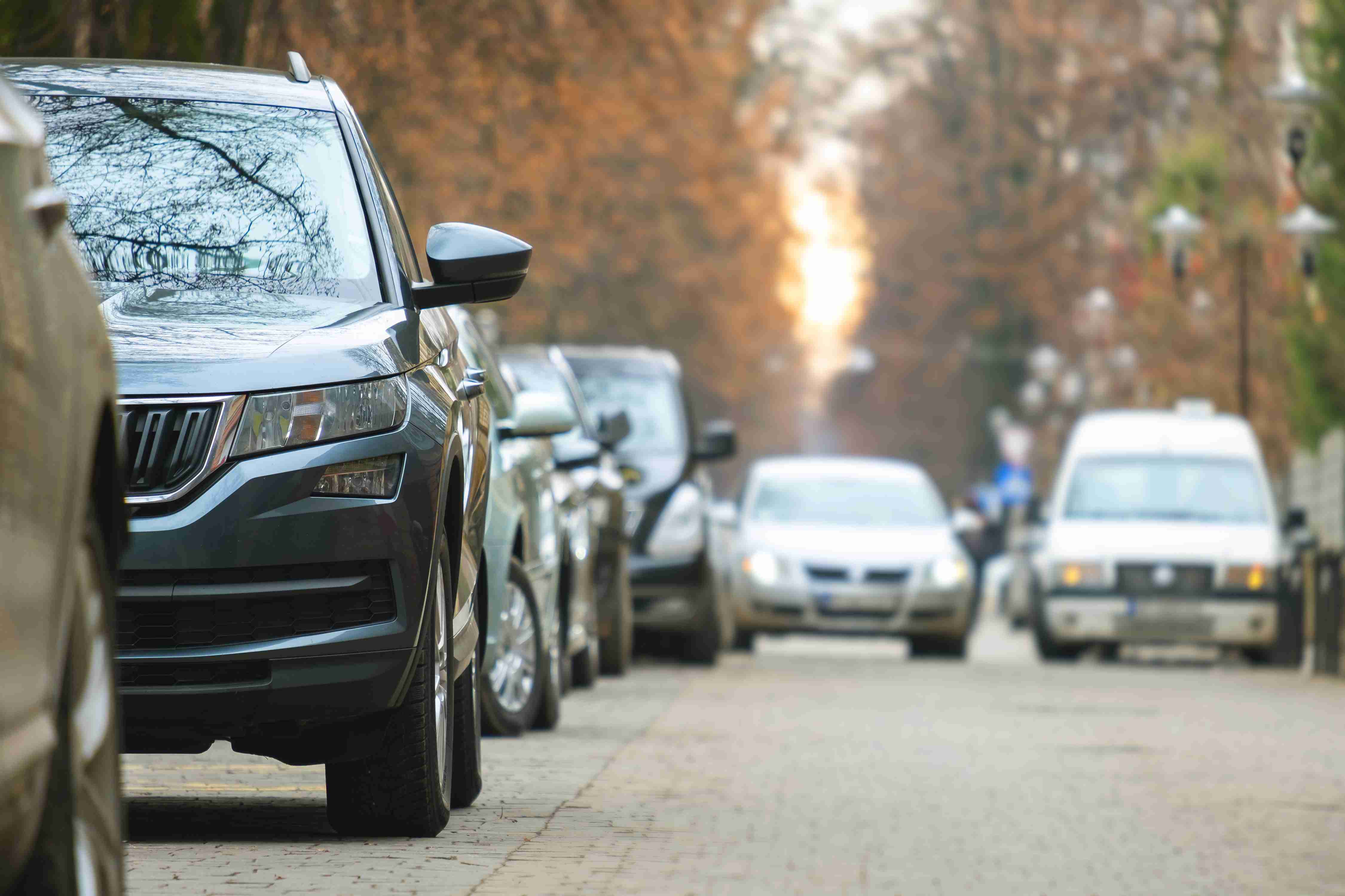 Auta zaparkovaná v řadě na městské ulici