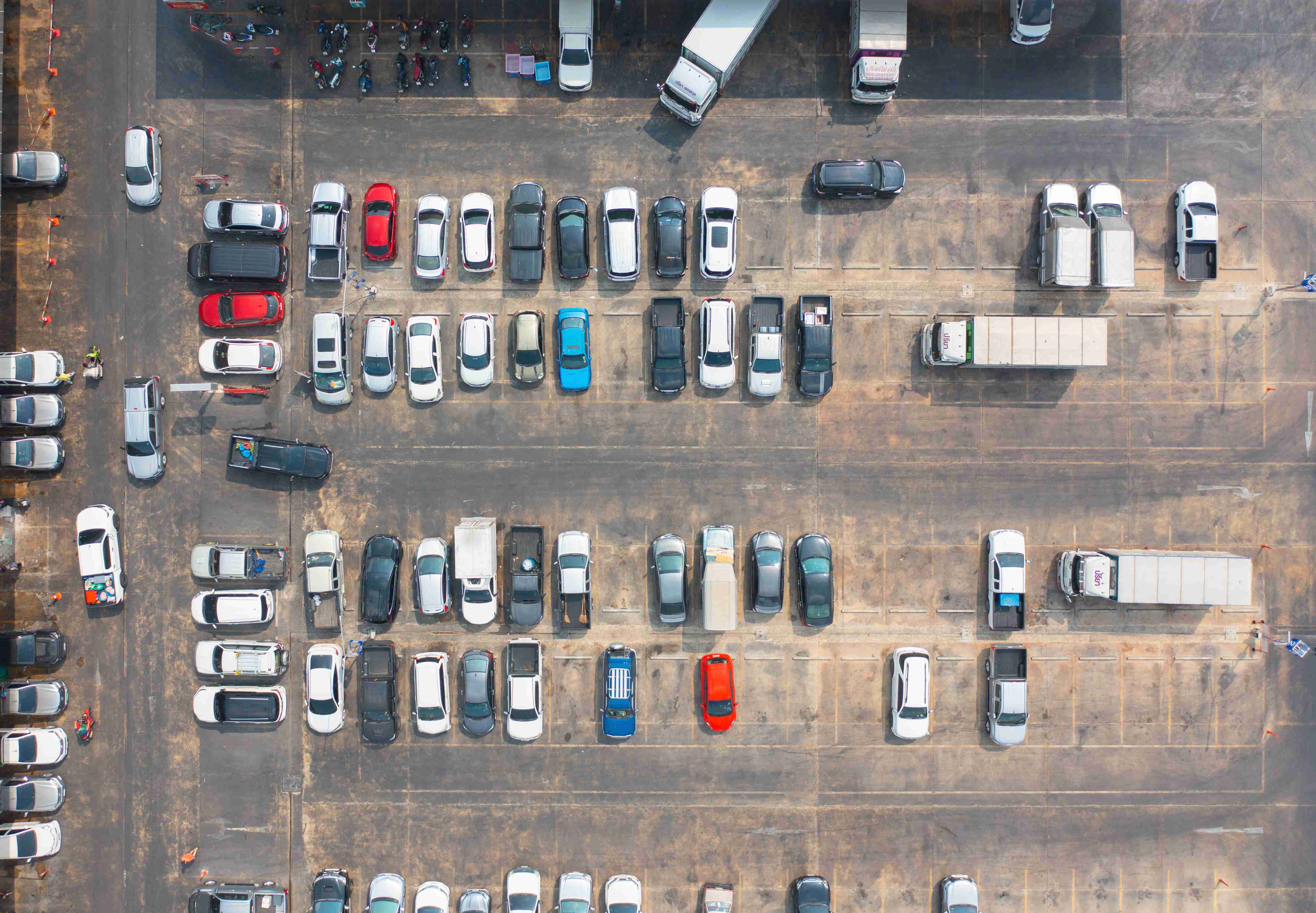 Autók parkoló sor a közlekedési koncepcióban