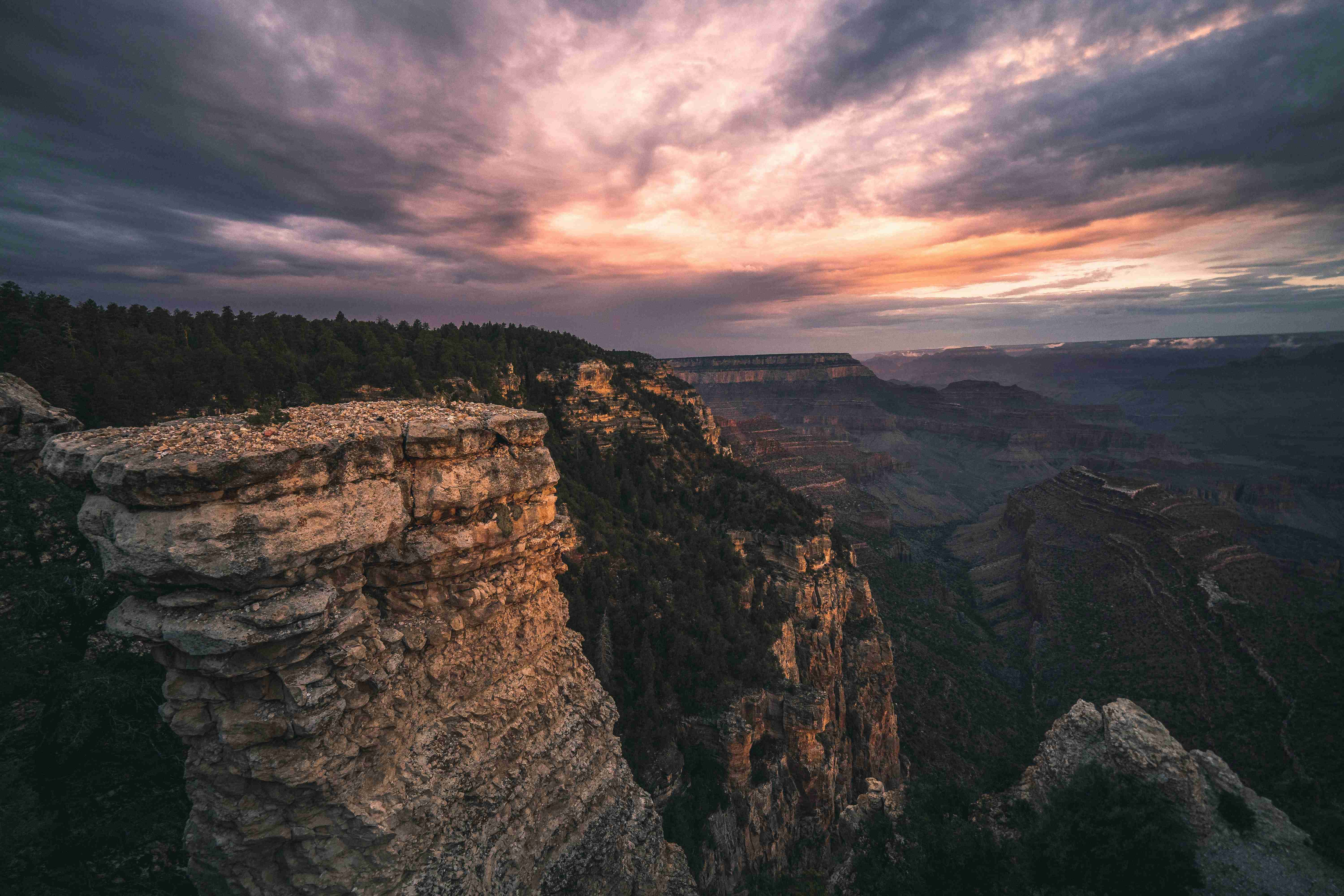 sunce zalazi iza planina i litica