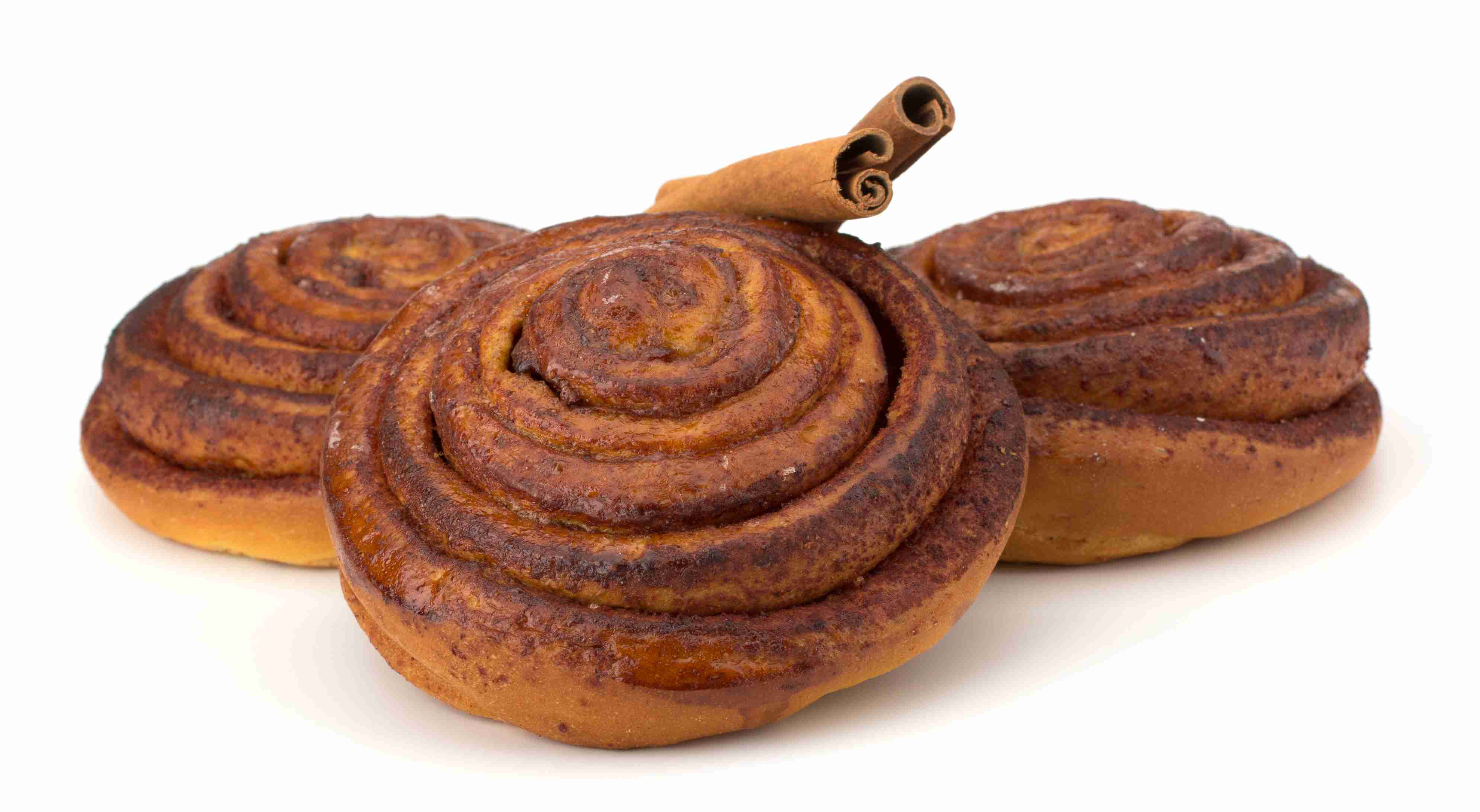 दालचीनी बन्स सफेद पृष्ठभूमि पर अलग