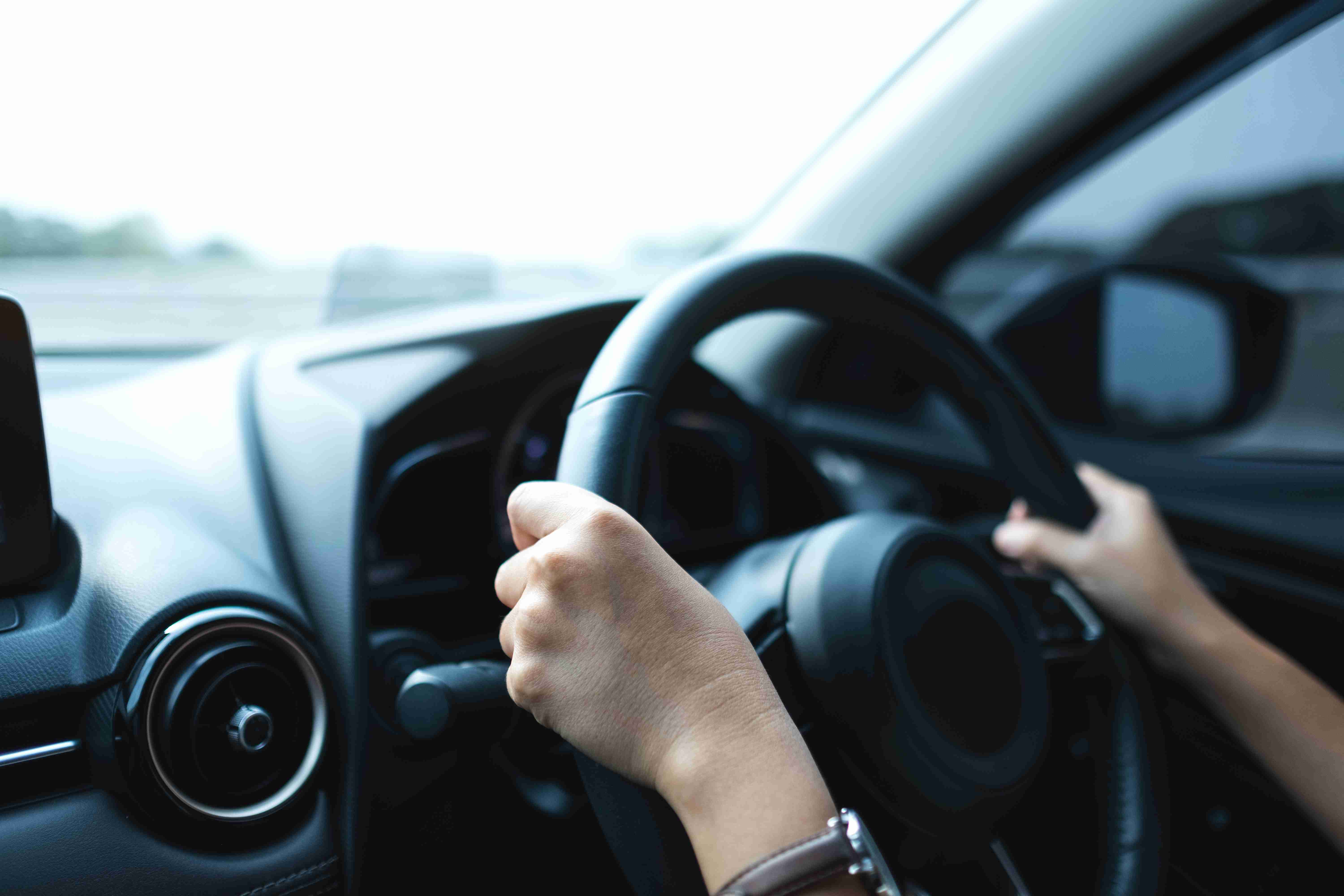 Момиче в кола