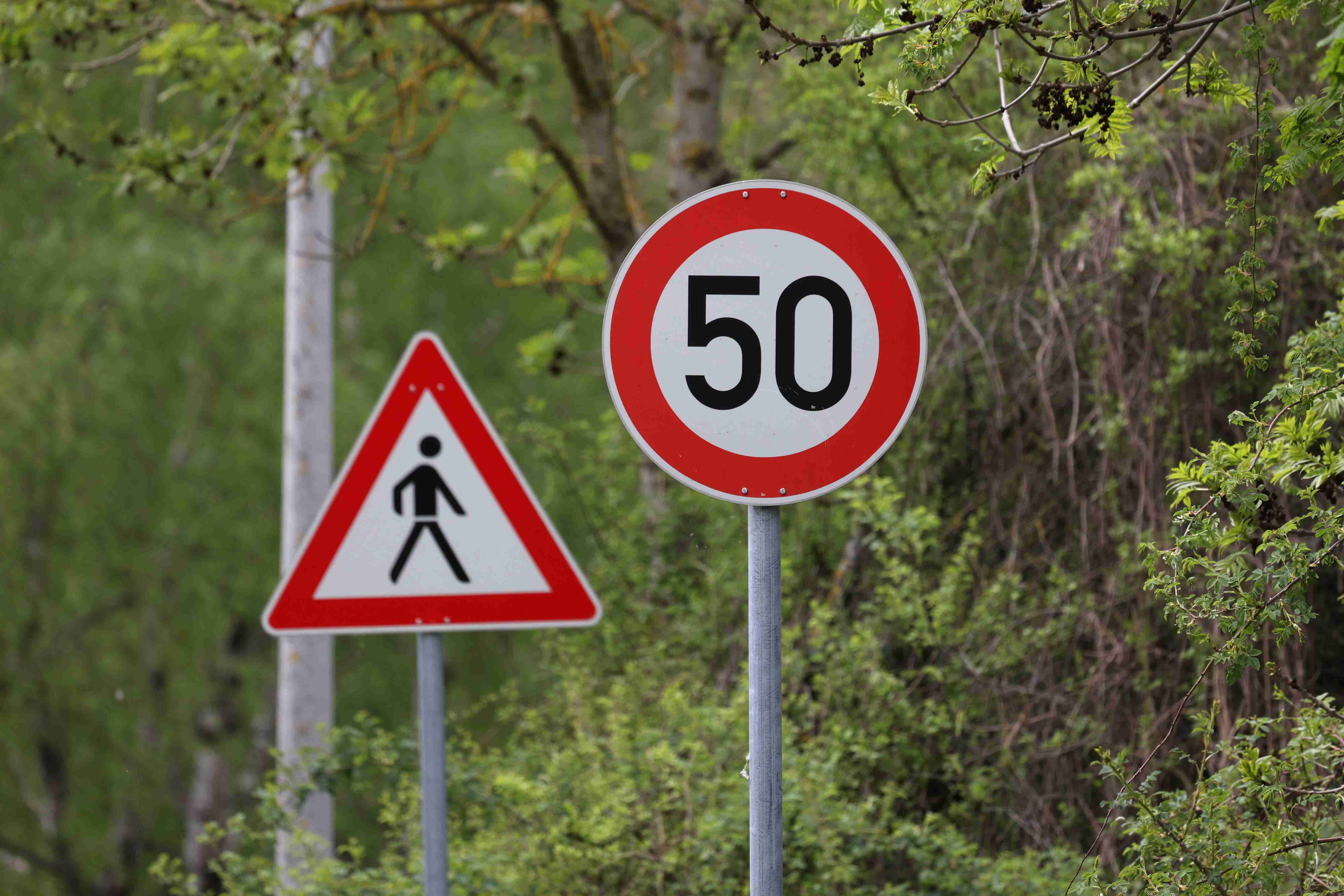 विभिन्न चेतावनी सड़क संकेतों का क्लोज़अप शॉट