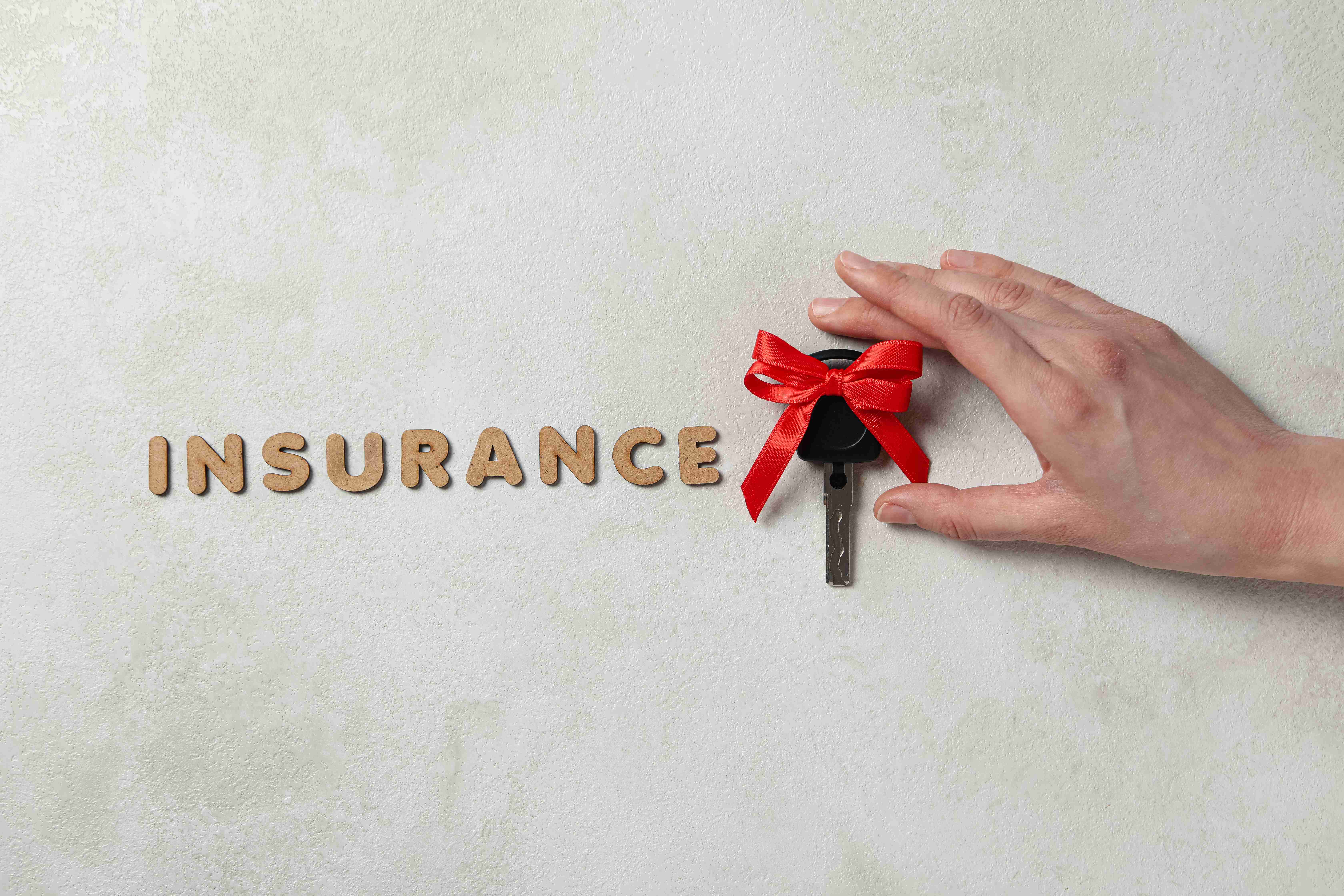 Koncept nákupu auta s hračkovým autem