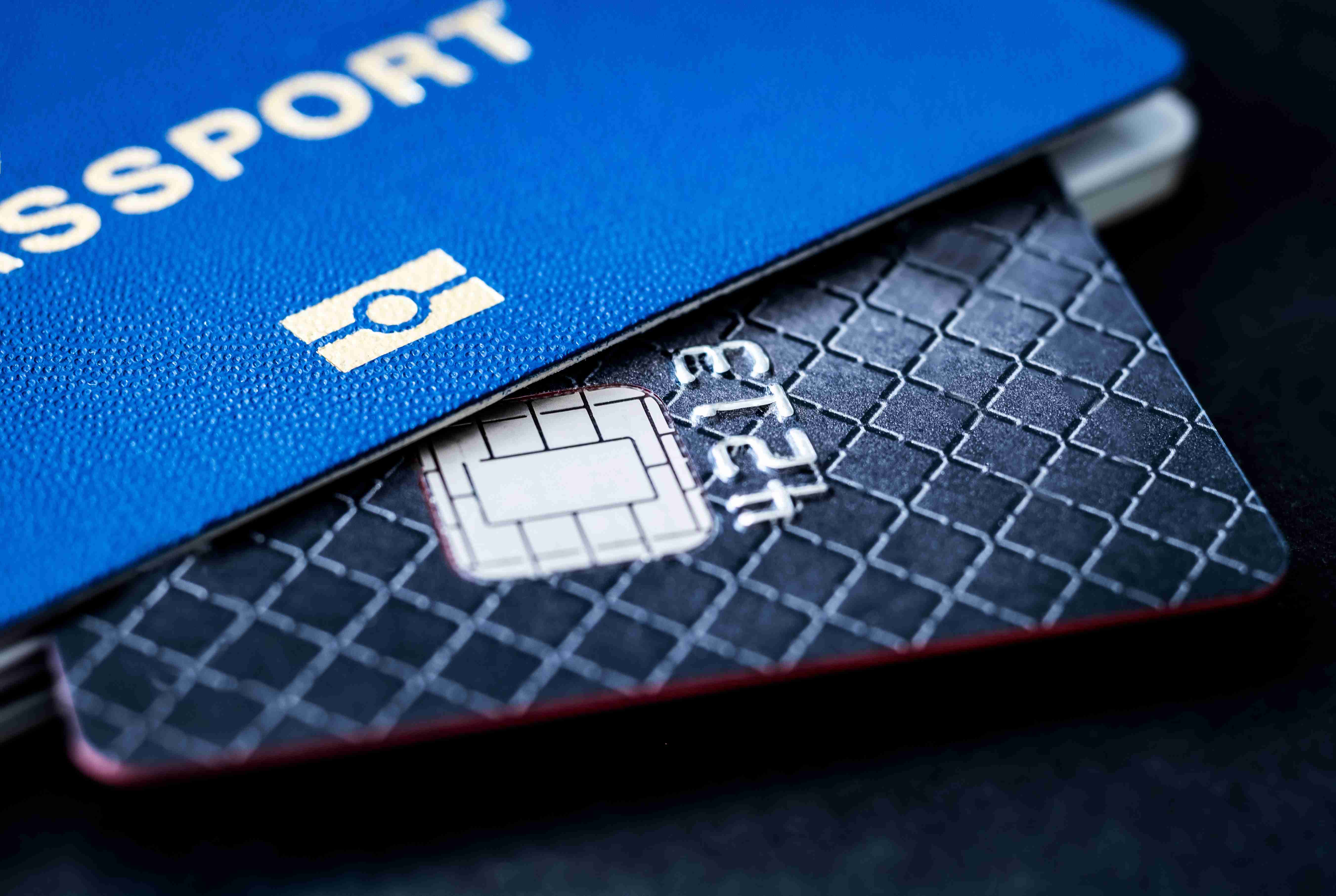 บัตรเครดิตและหนังสือเดินทาง