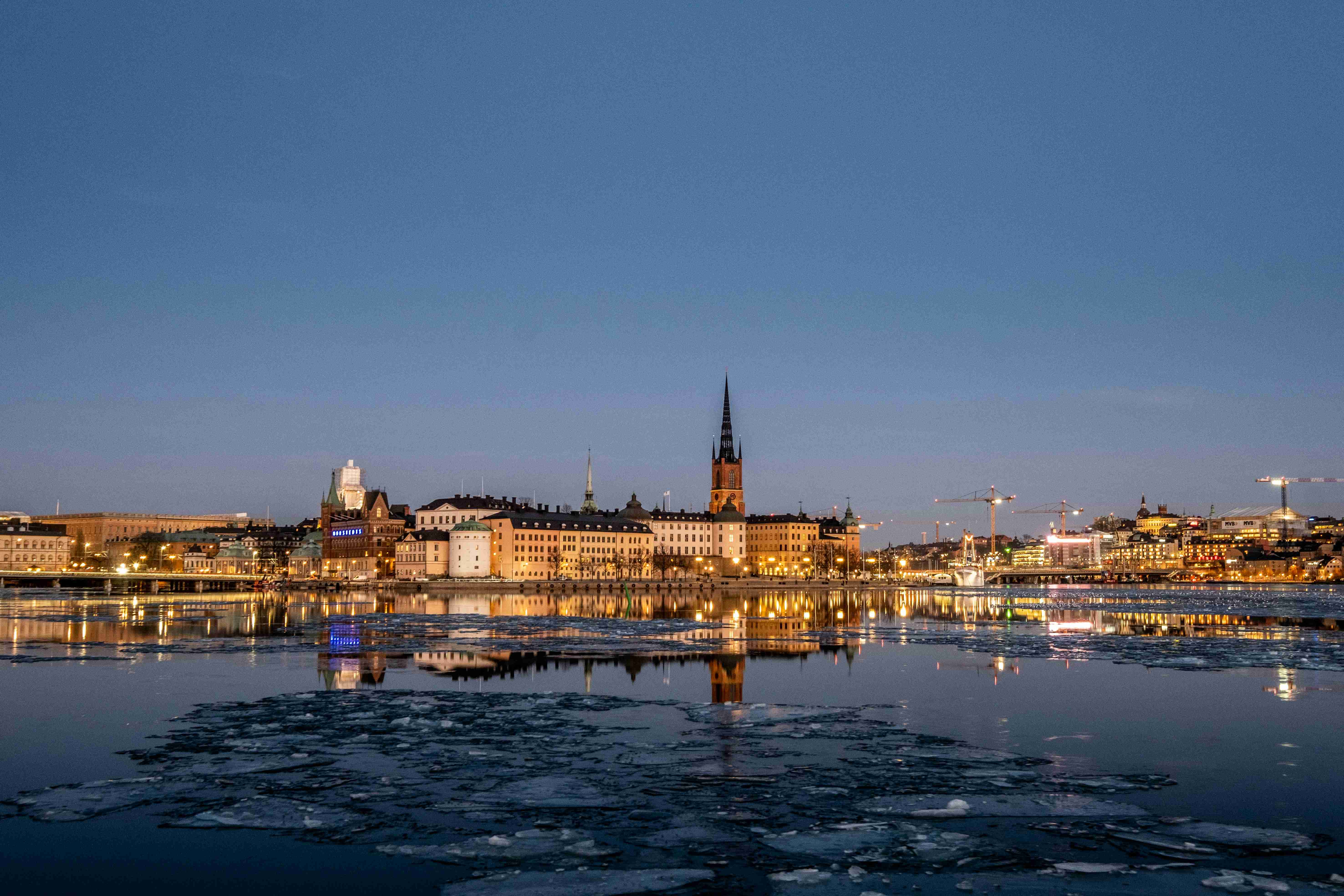 голямо-водно-тело-с-плаващ-по-него-лед