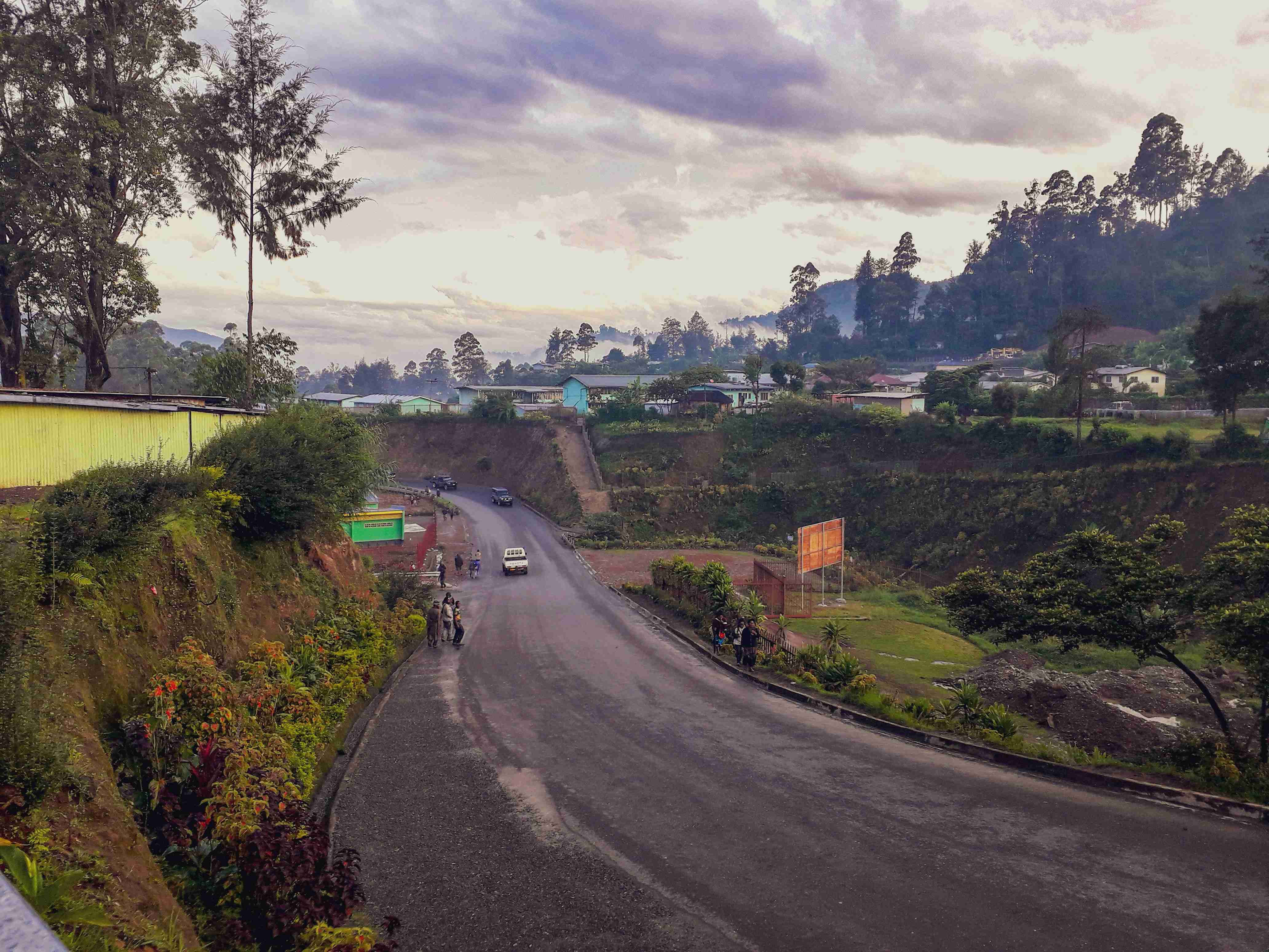 一条长长的道路上有汽车行驶