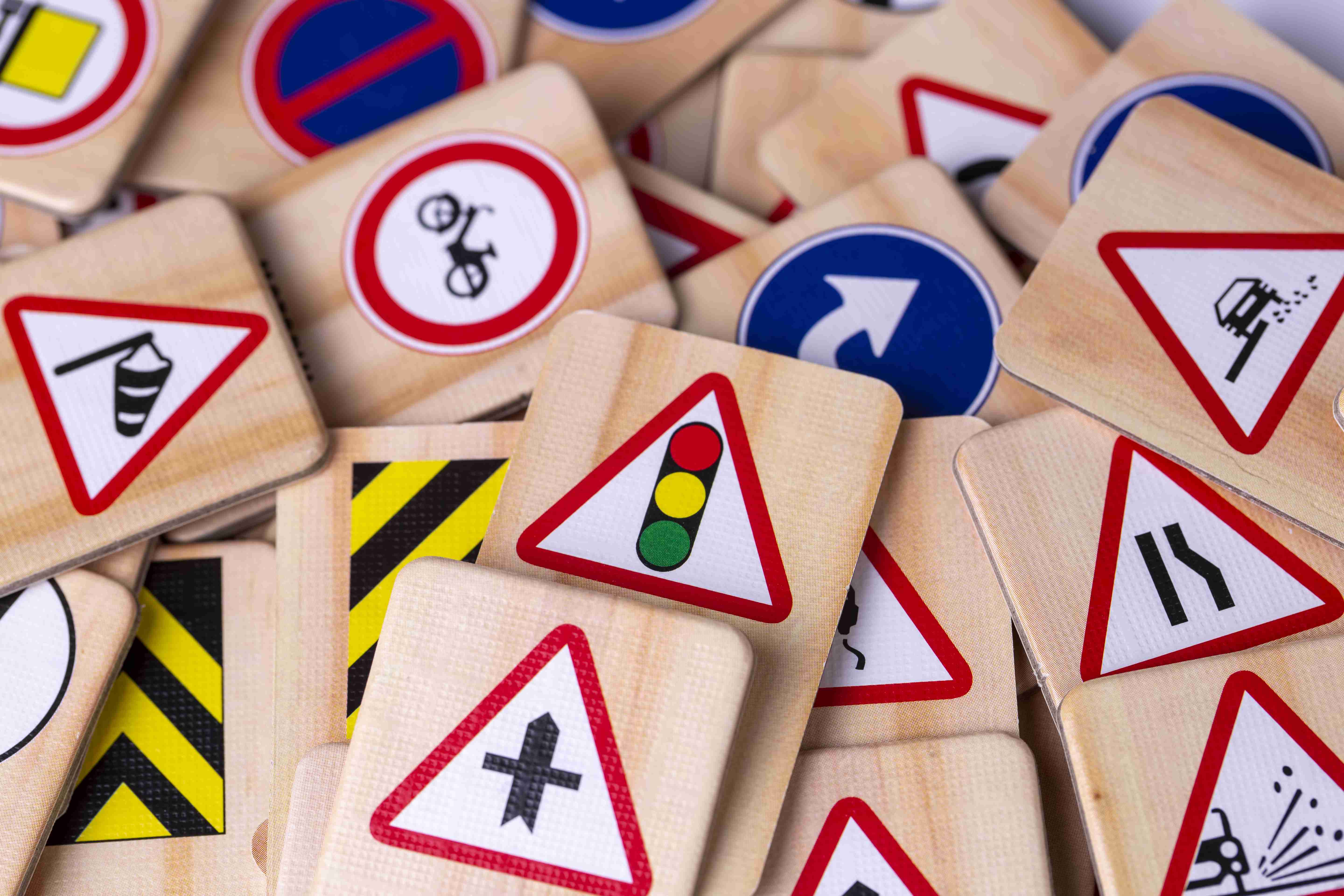 Verschillende gekleurde verkeersborden geïsoleerd