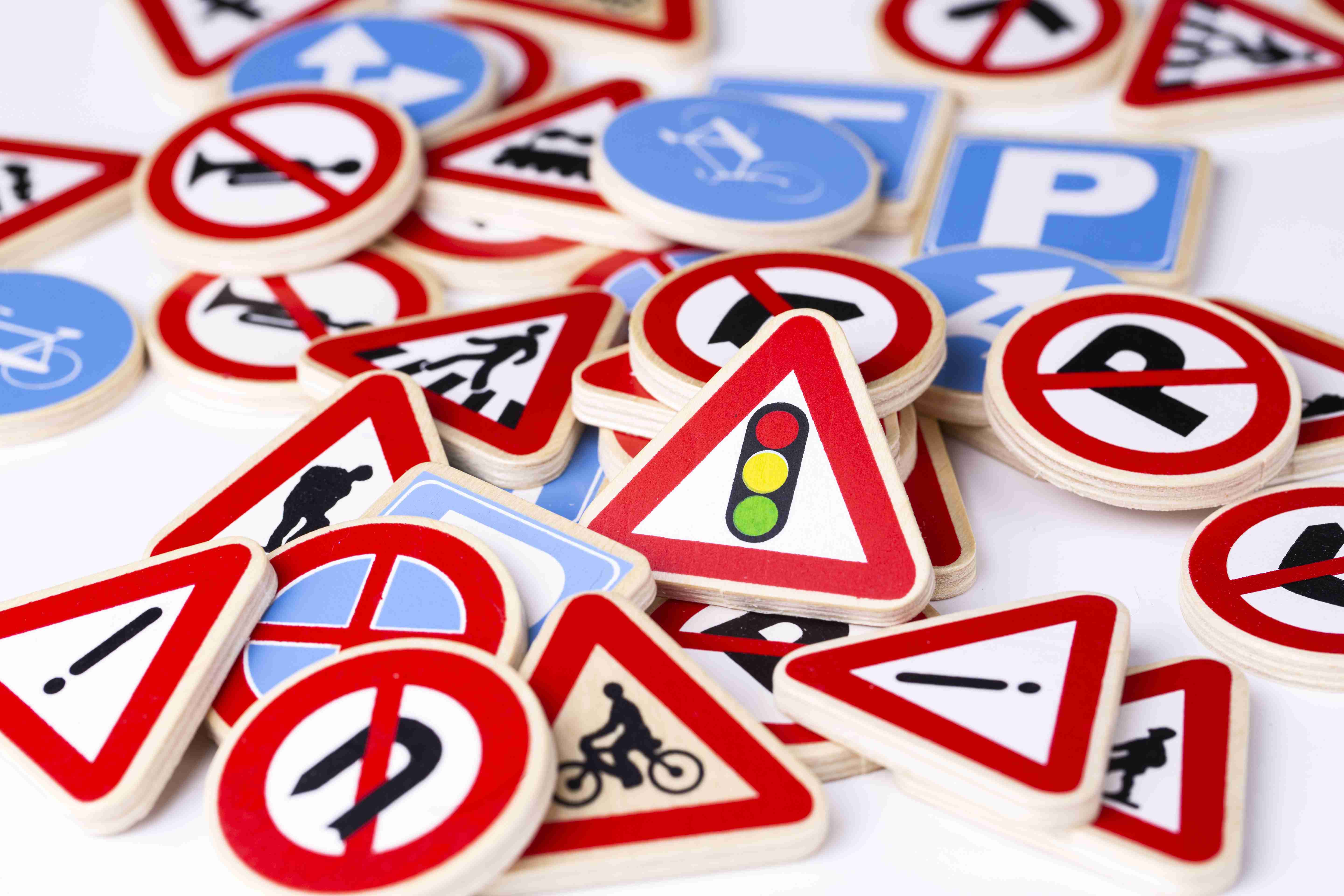 különböző-színű-közlekedési-táblák-elszigetelve