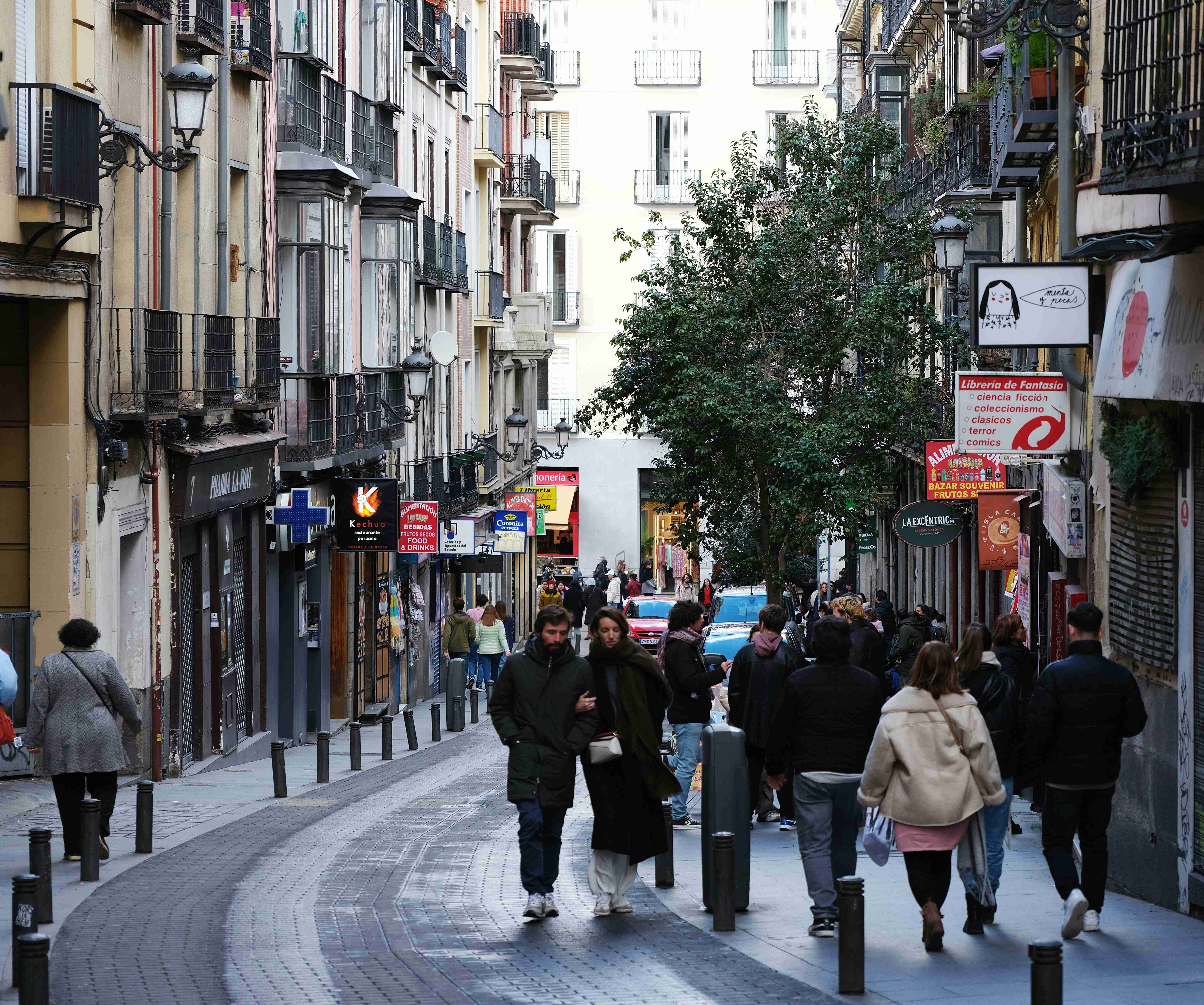 sekumpulan orang berjalan di jalan