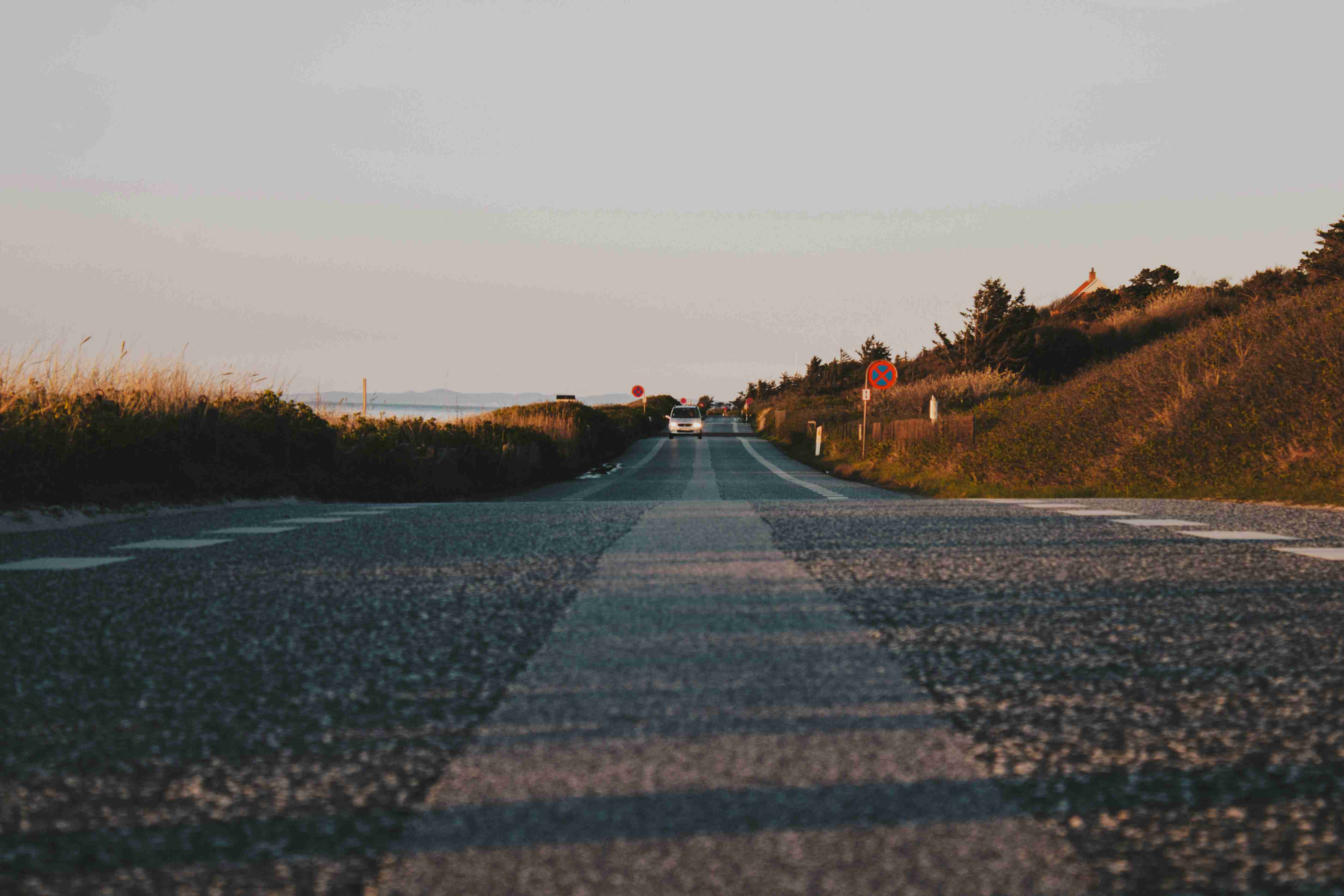 Tichá venkovská cesta při západu slunce