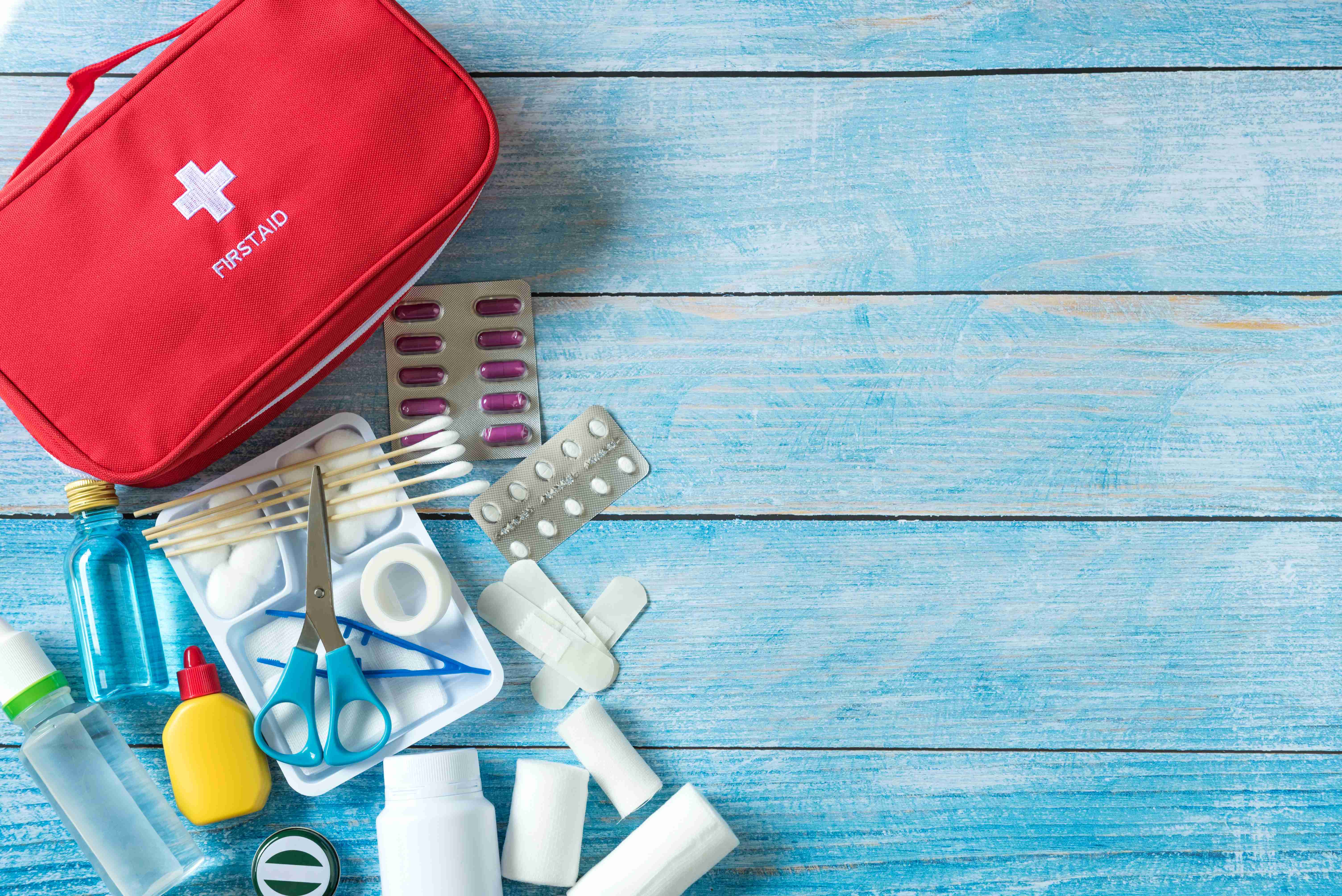 Understanding how to use a first aid kit i