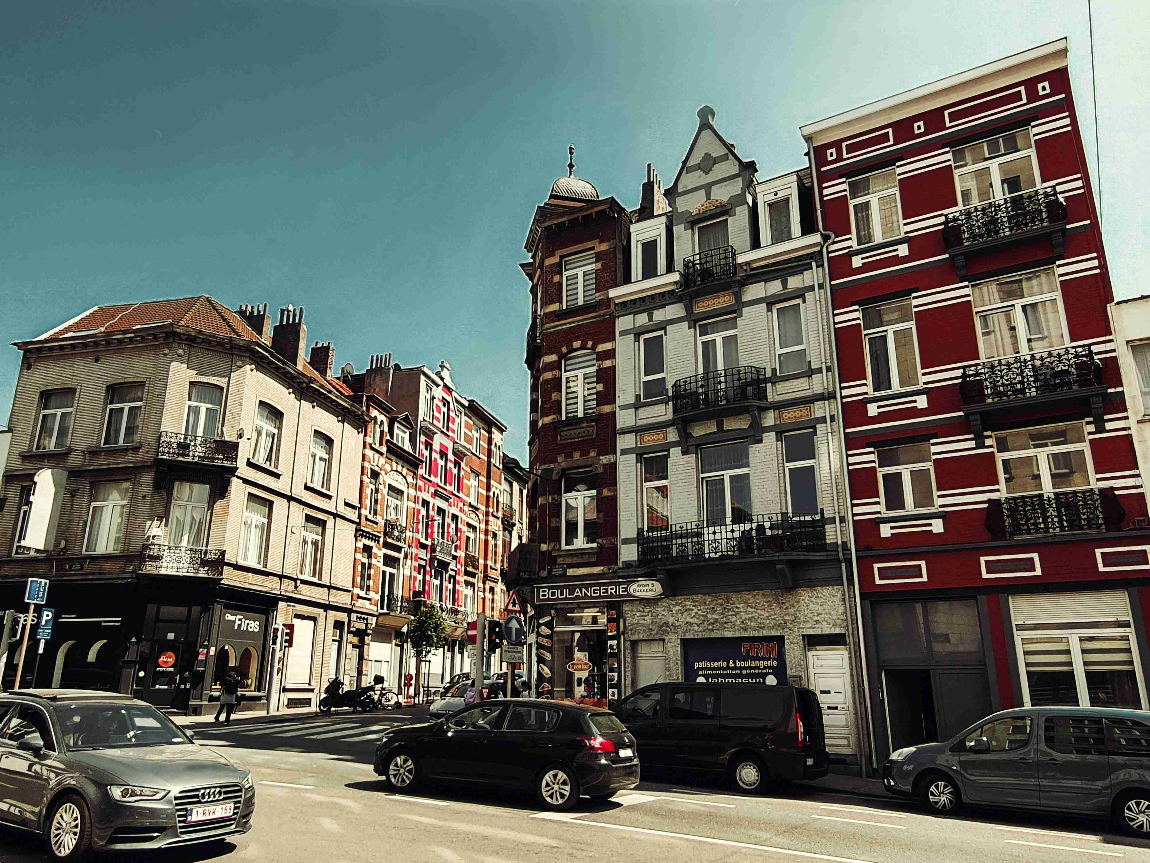 ulica miejska wypełniona wieloma wysokimi budynkami