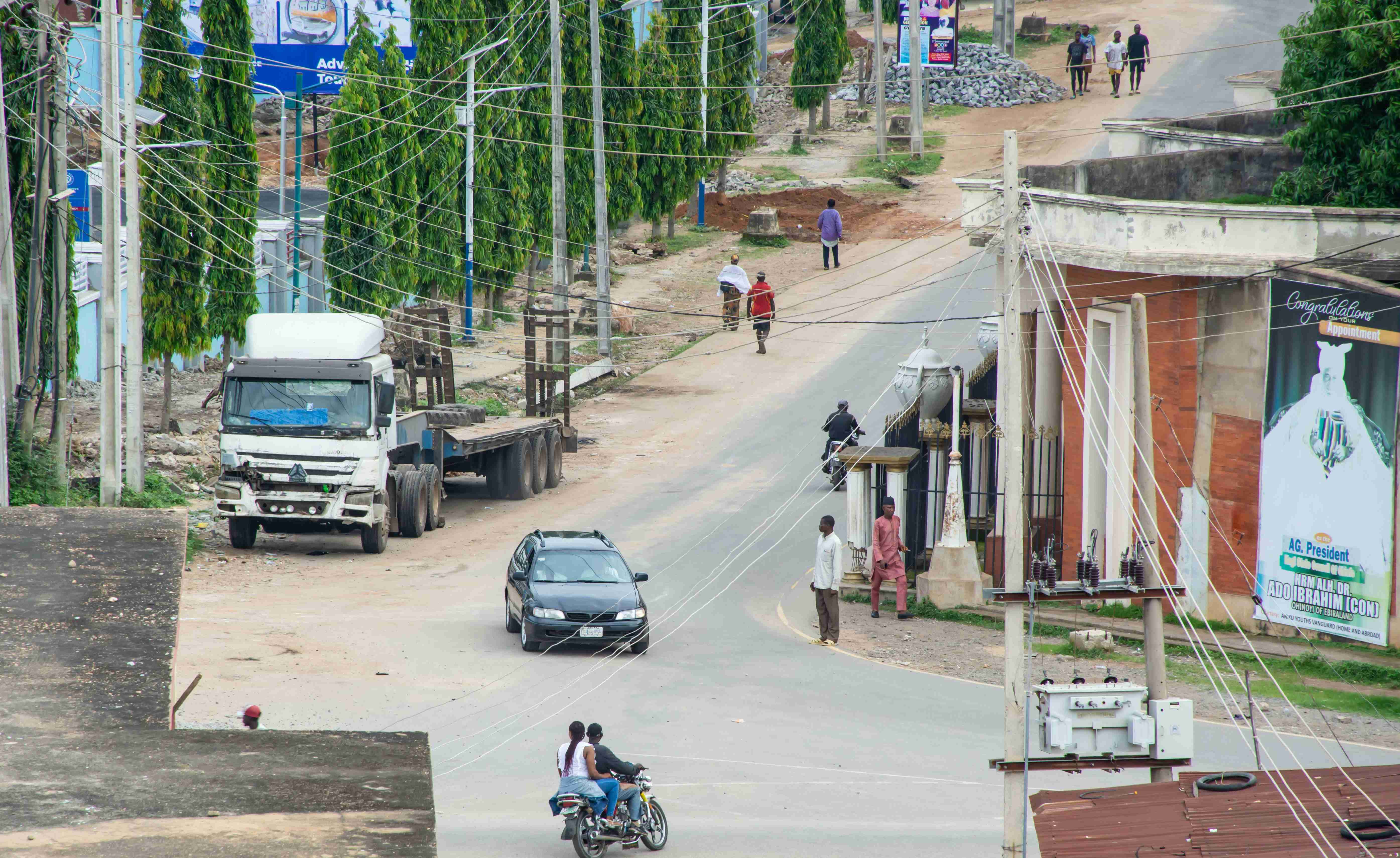 un camion roulant dans une rue