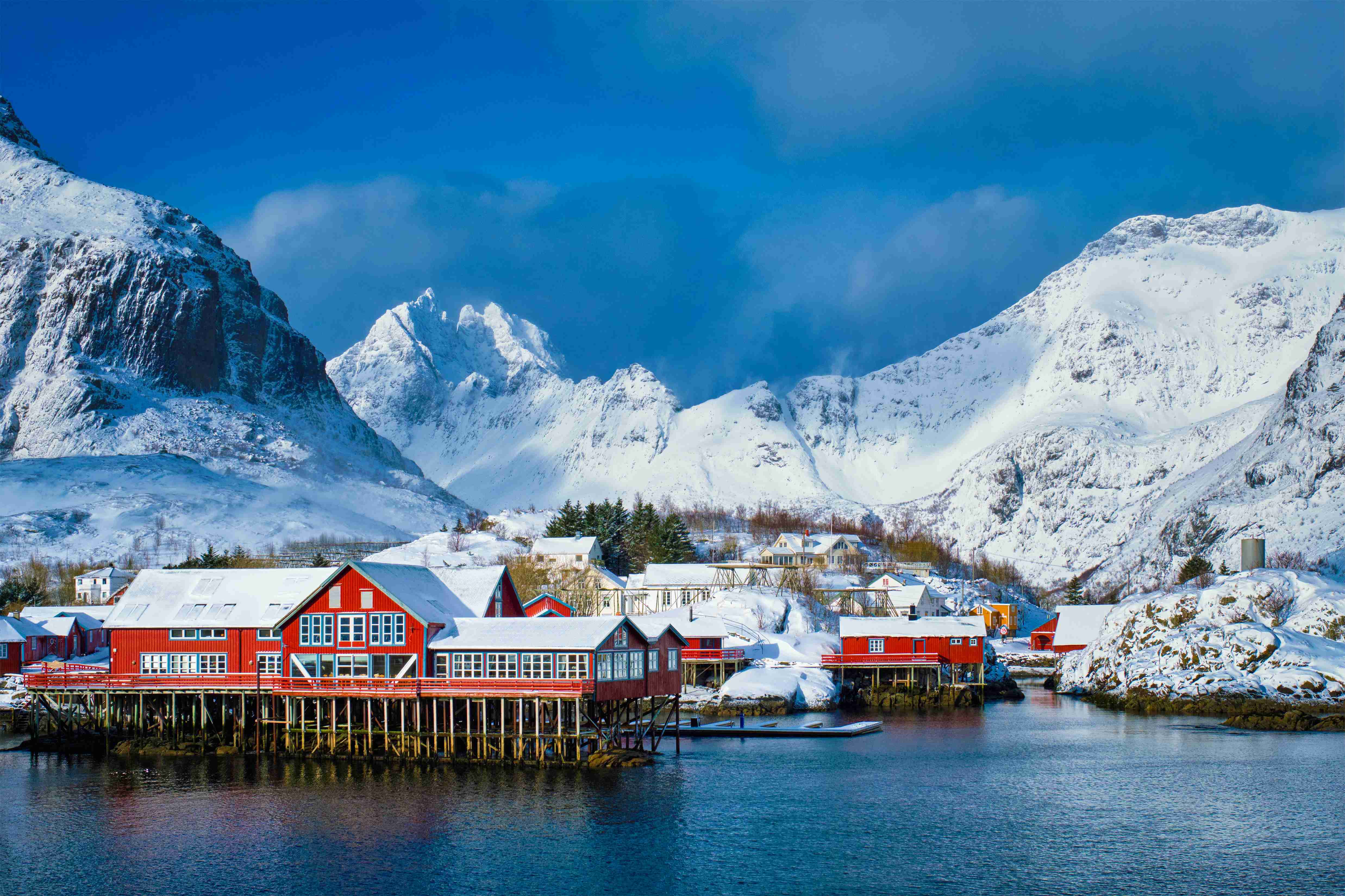 Villaggio innevato in montagna