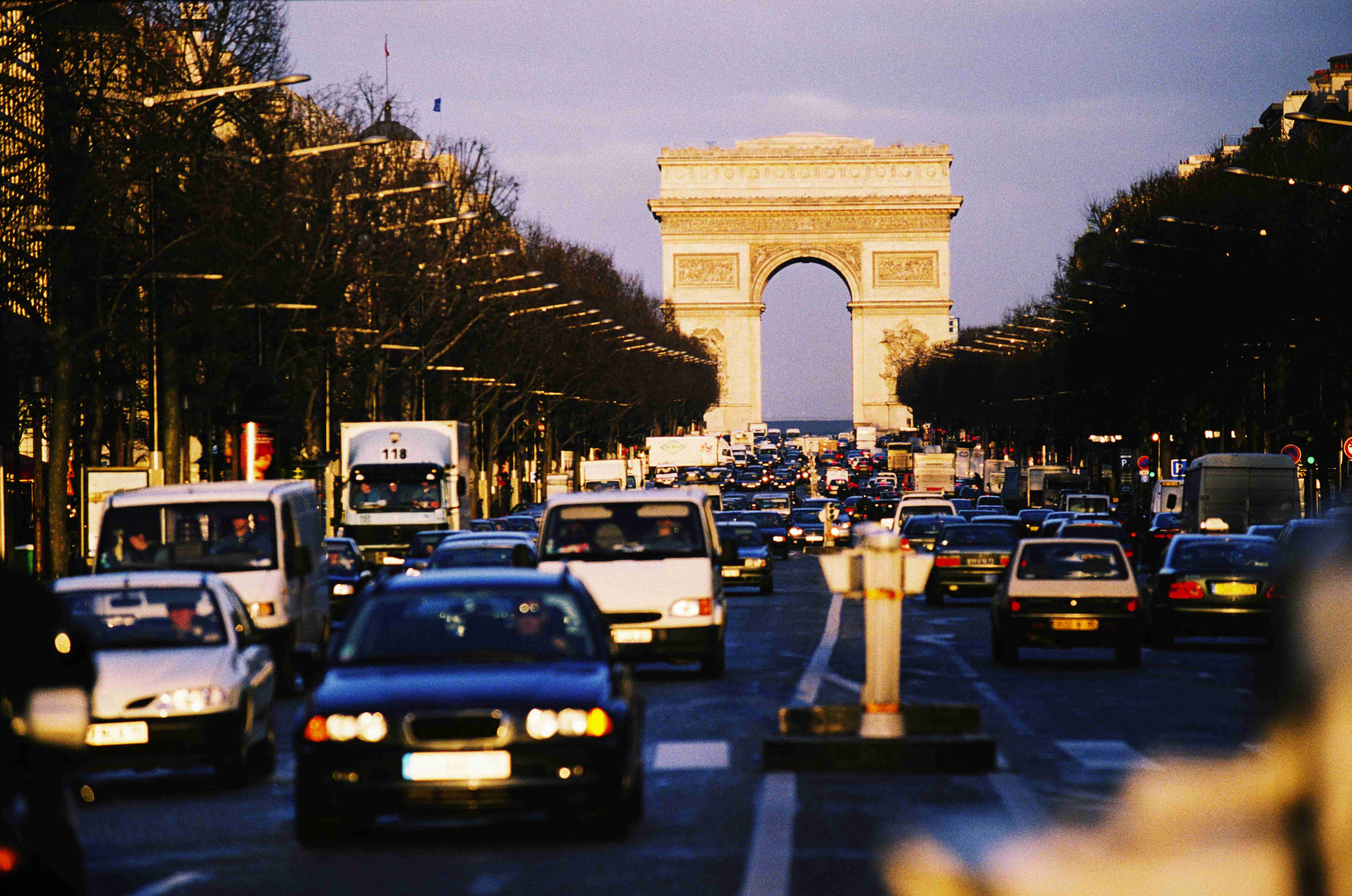 en massa bilar som står parkerade på gatan