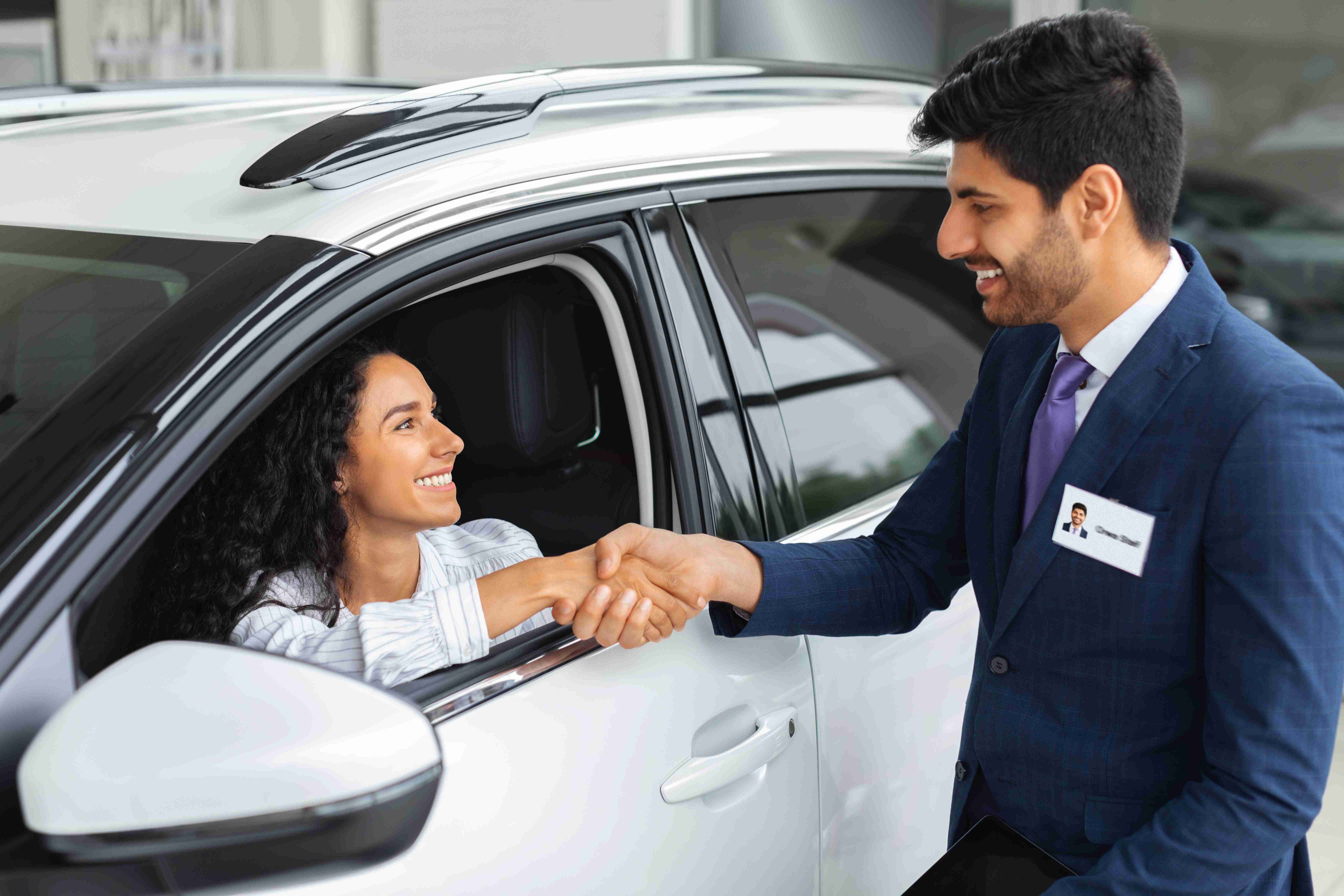 glad-forretningskvinde-køber-ny-luksus