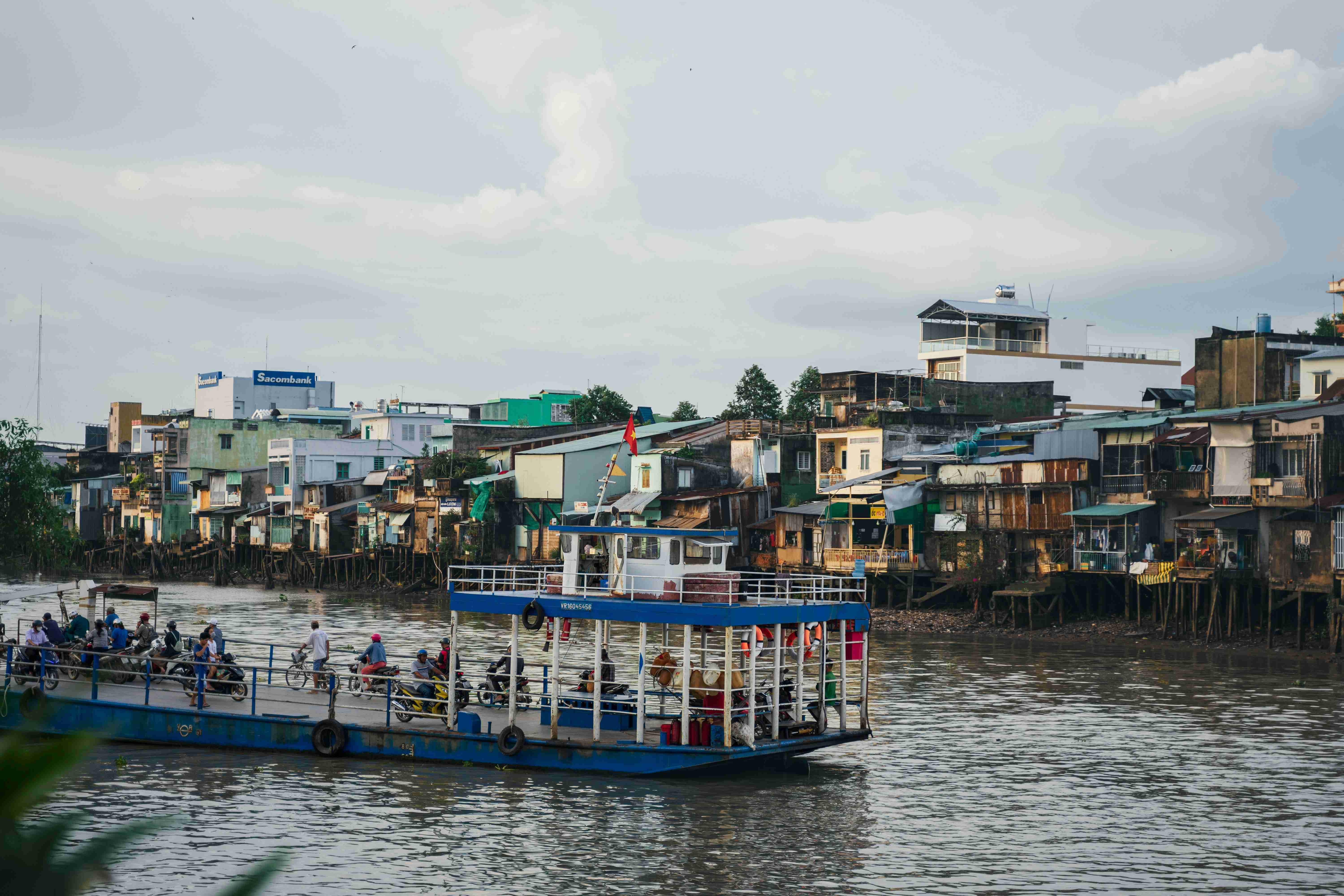 en blå og hvid båd, der sejler ned ad en flod