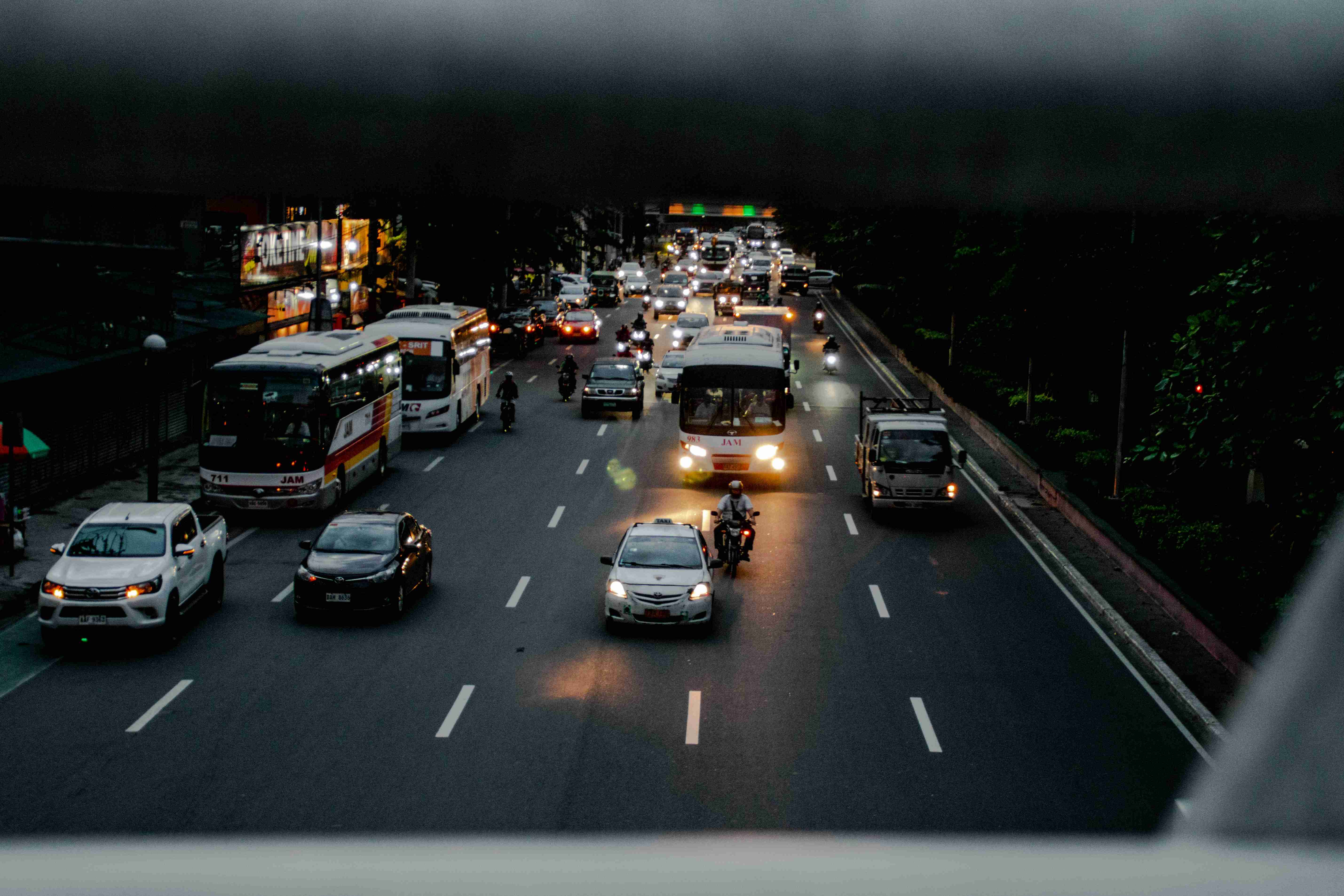 un grupo de vehículos viaja por una calle