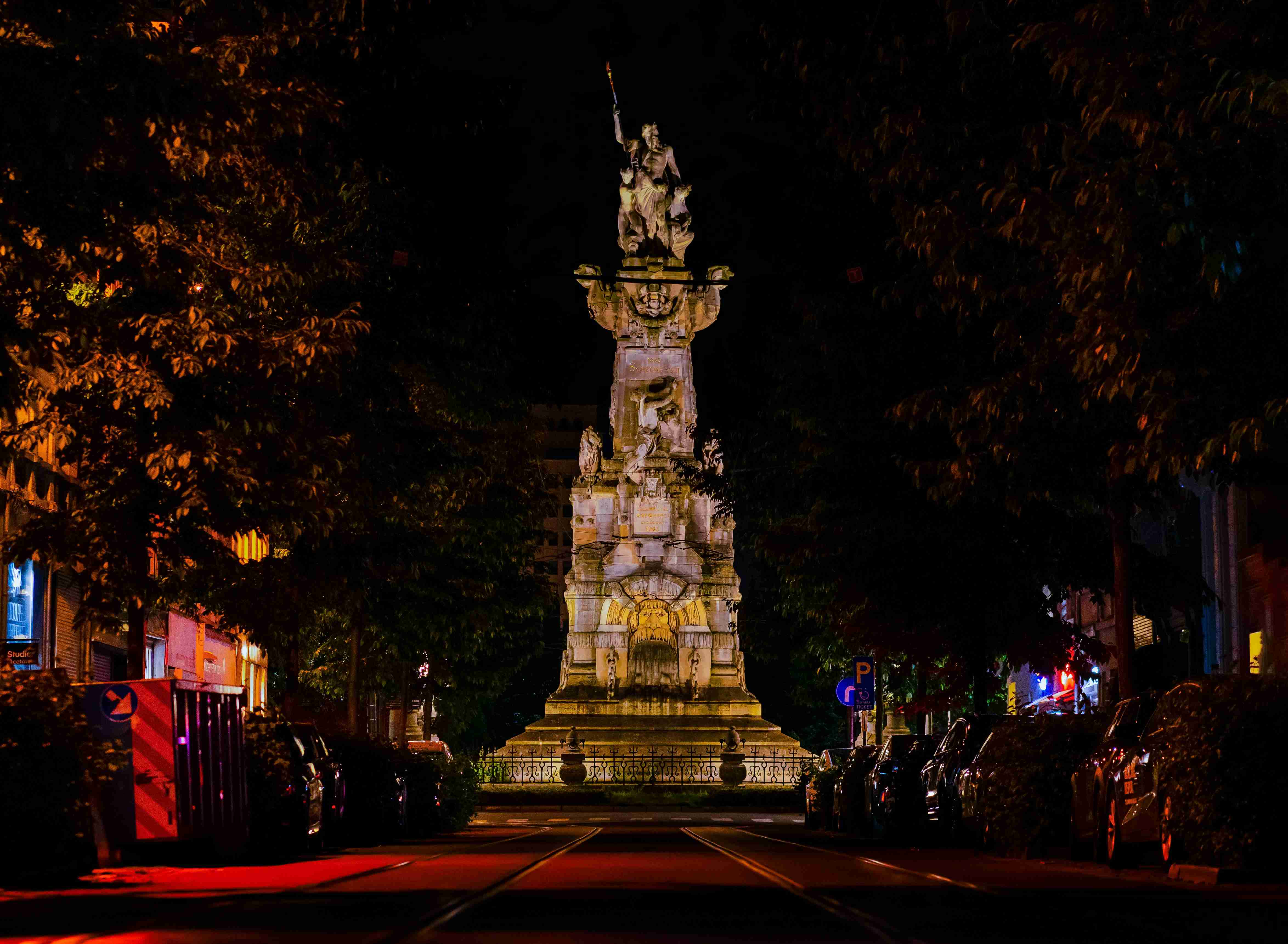مجسمه‌ای در شب در خیابان شهر روشن شده است