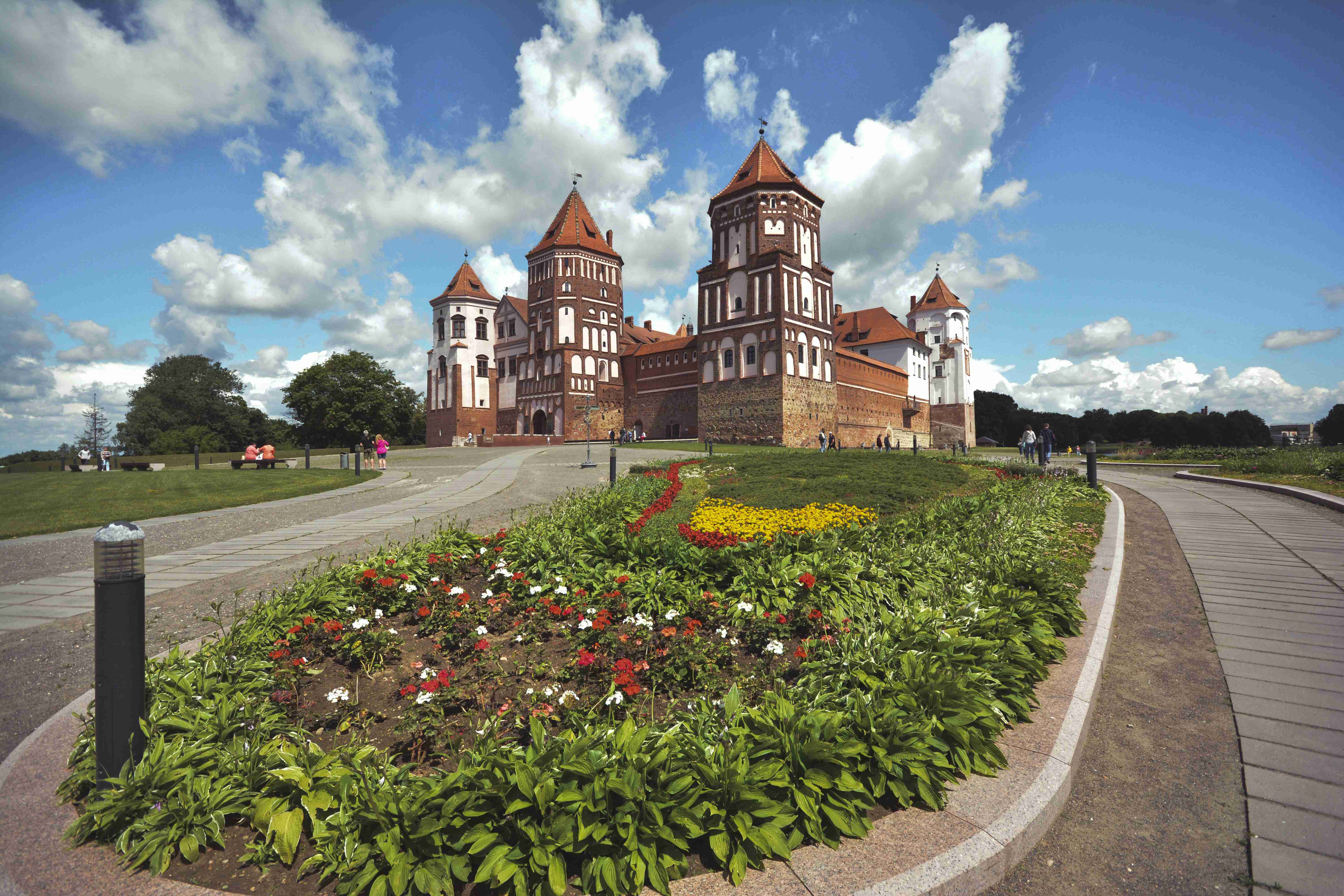 велика будівля з садом