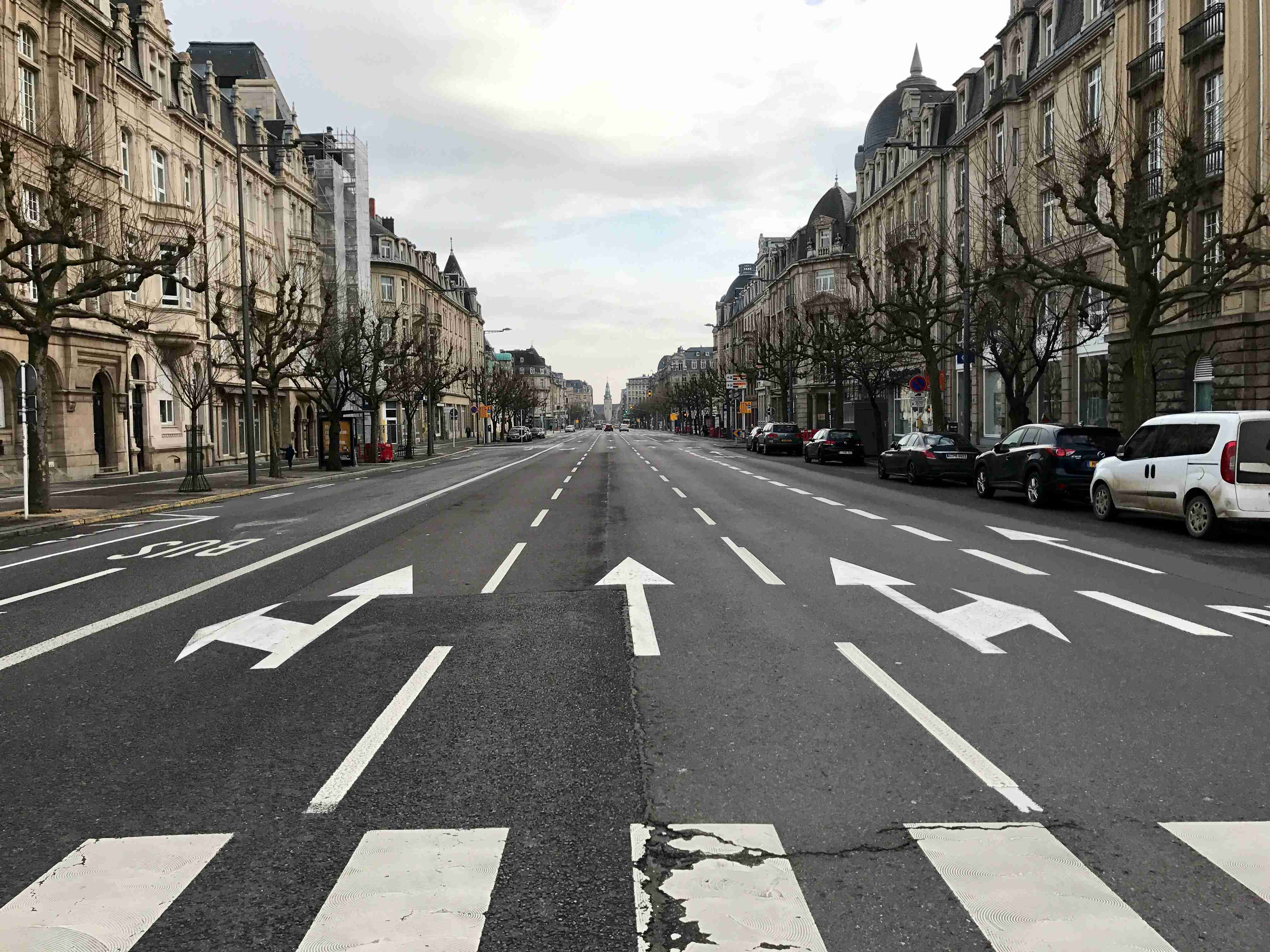cars-parked-on-the-side-of-the-road