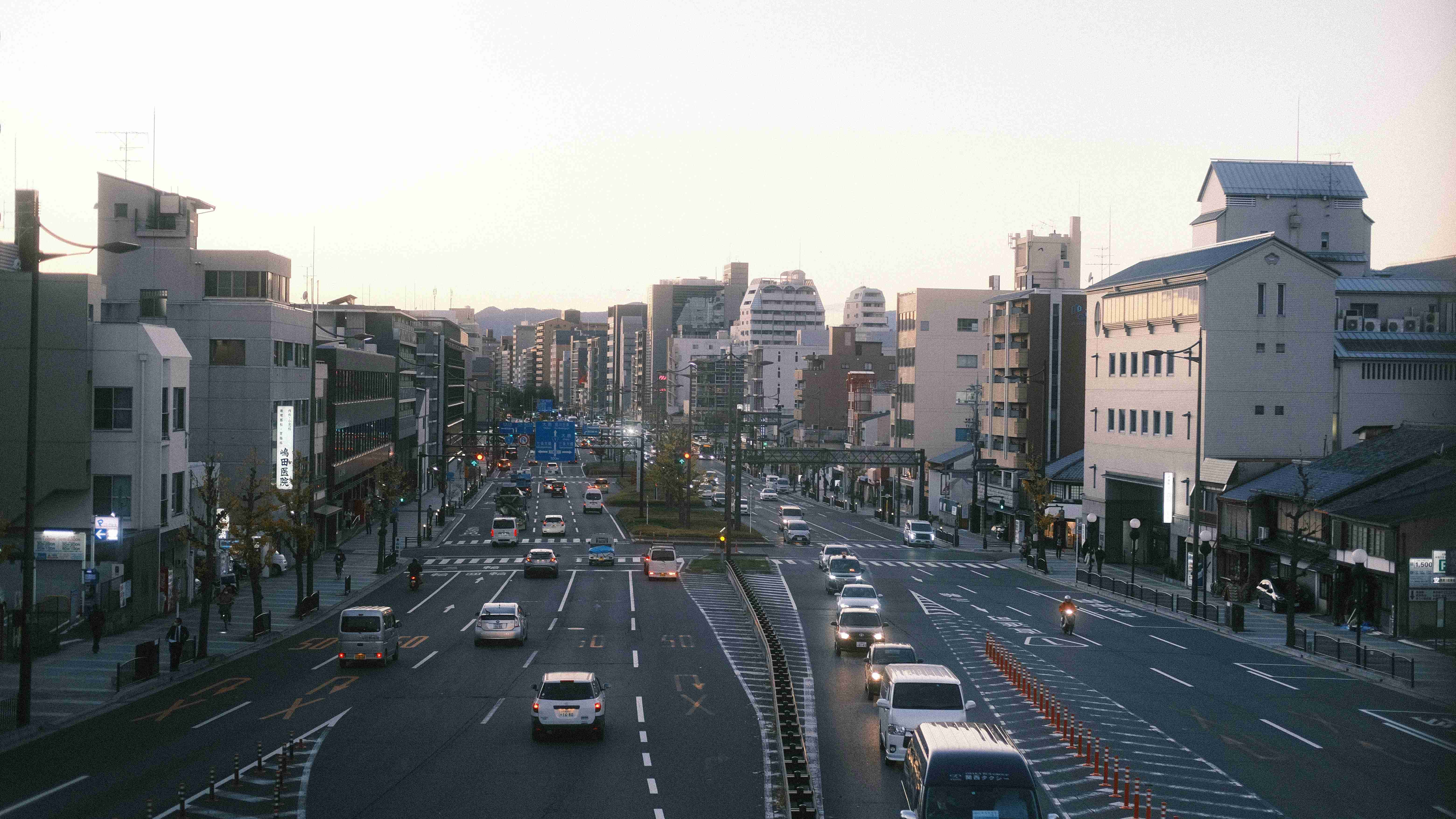 एक शहर की सड़क जिसमें बहुत अधिक यातायात है