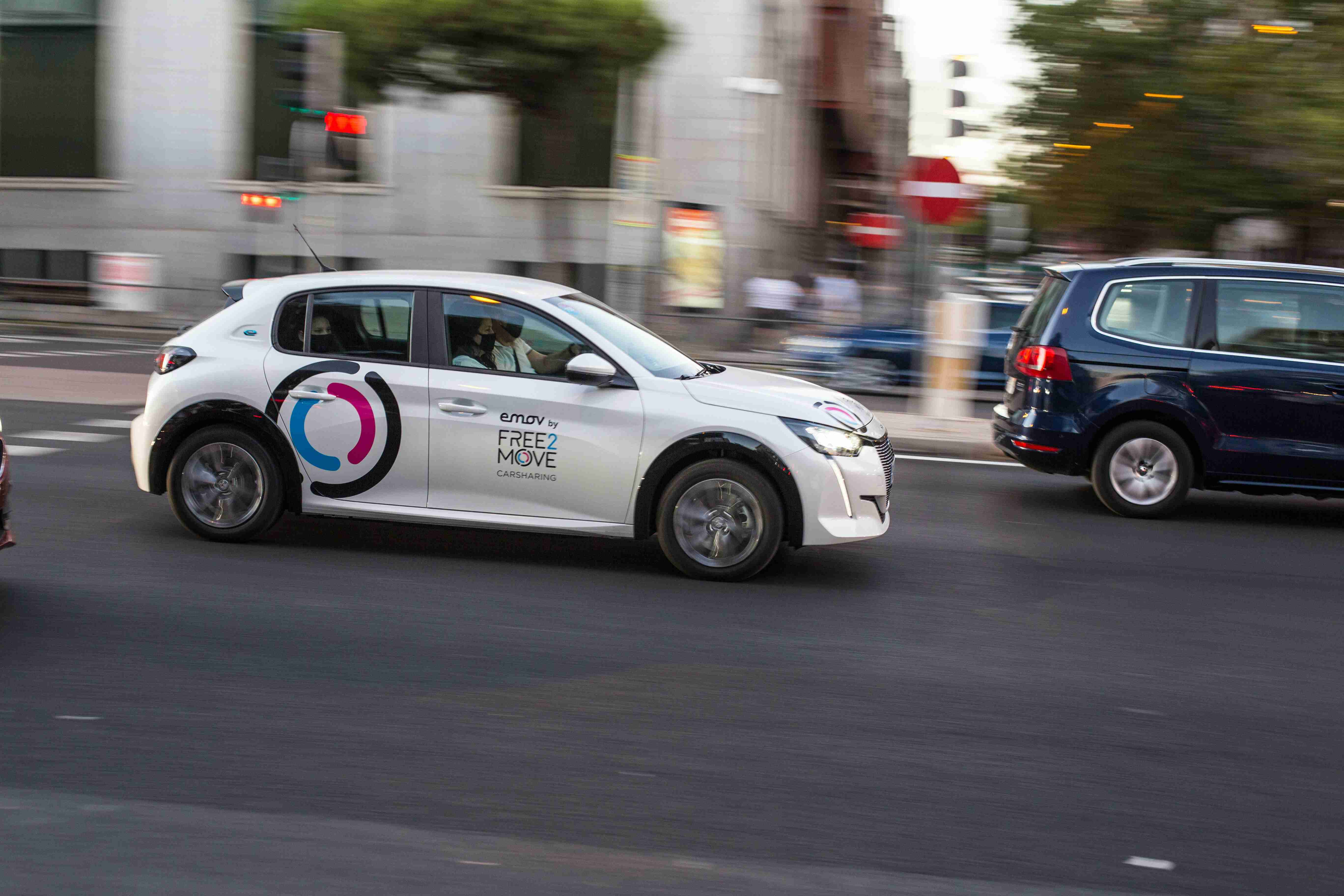 hvid og sort politibil på vej