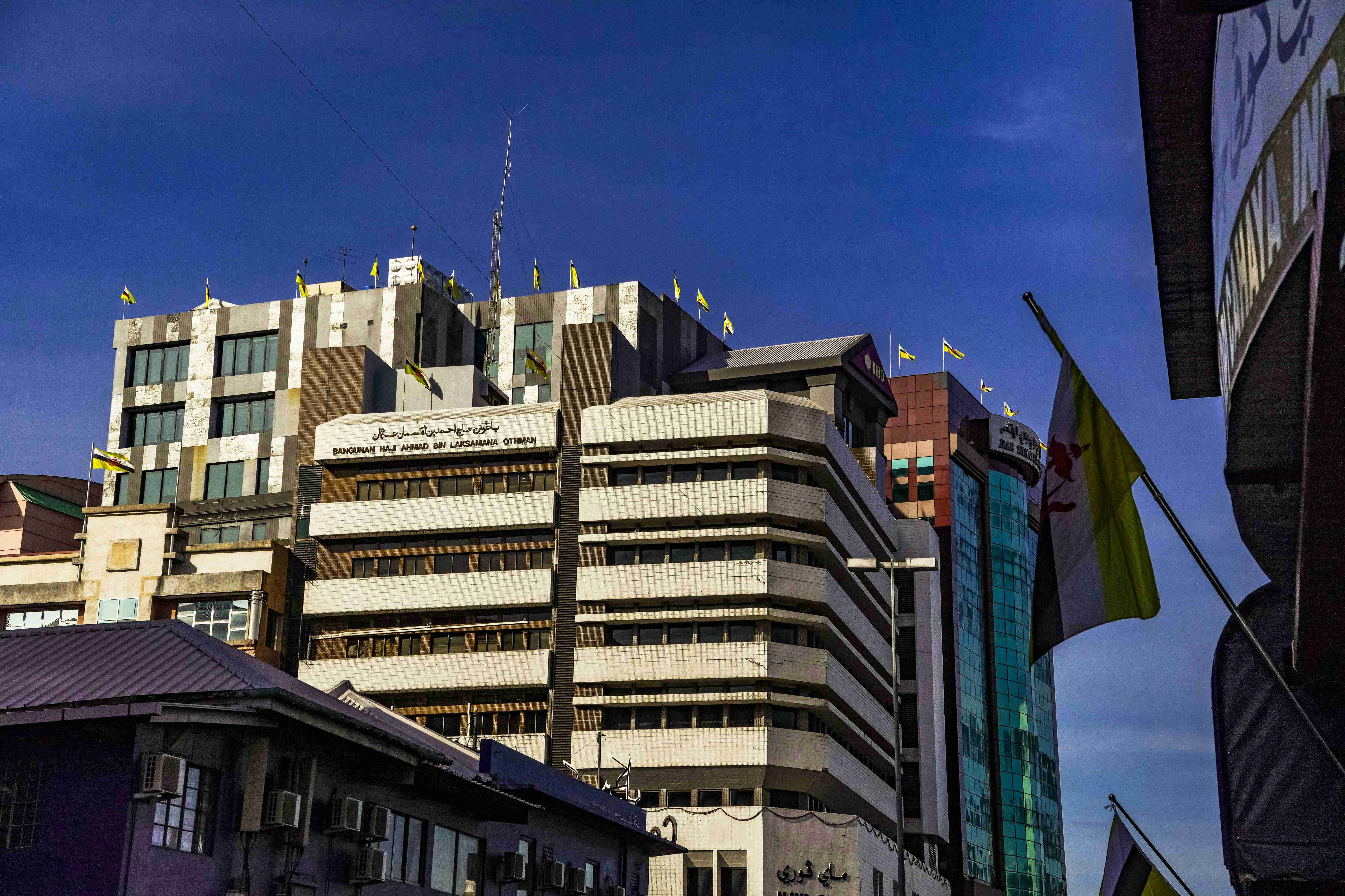 un-grand-bâtiment-avec-beaucoup-de-fenêtres-au-dessus