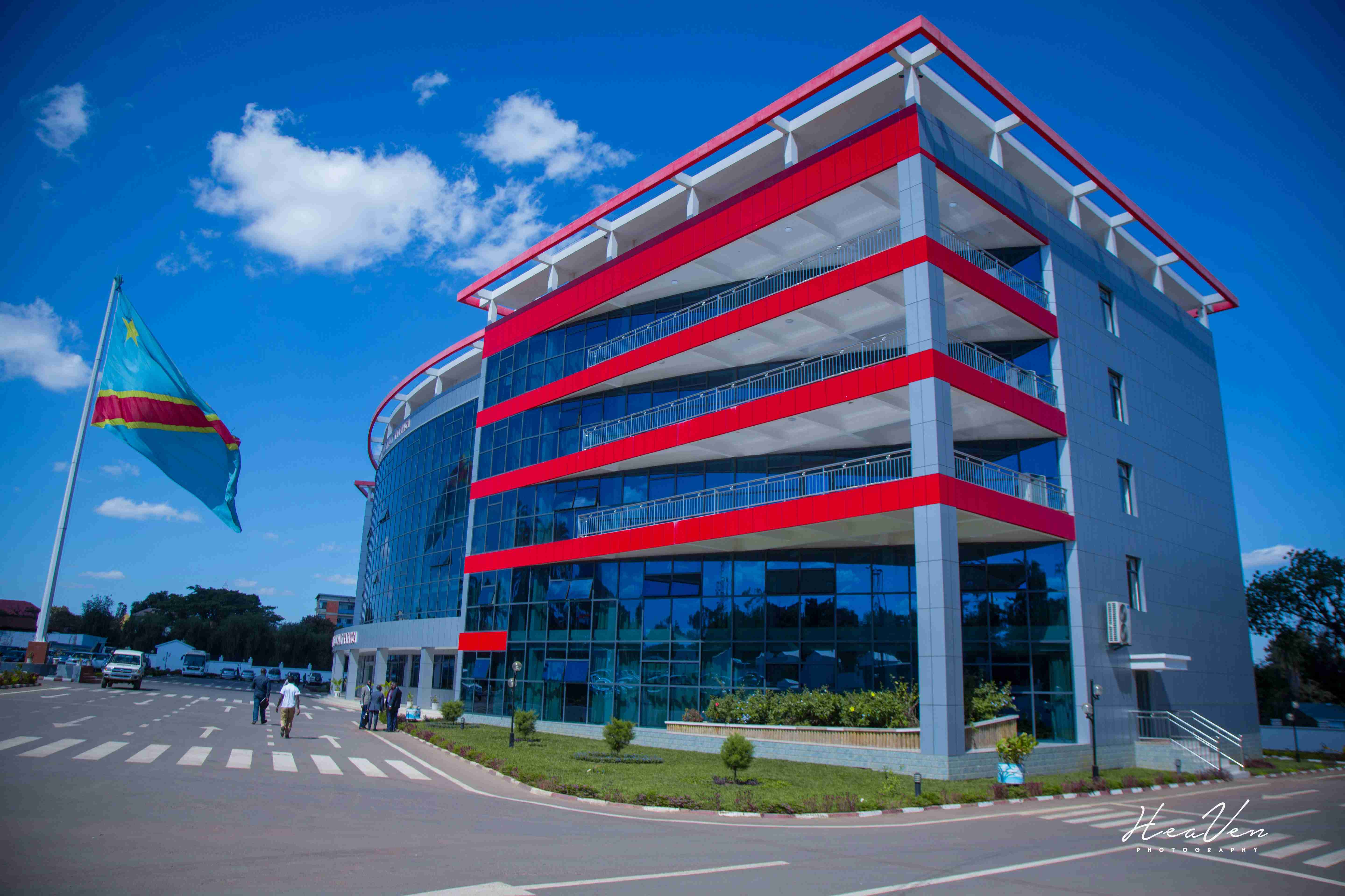 白天在建筑物附近的人们