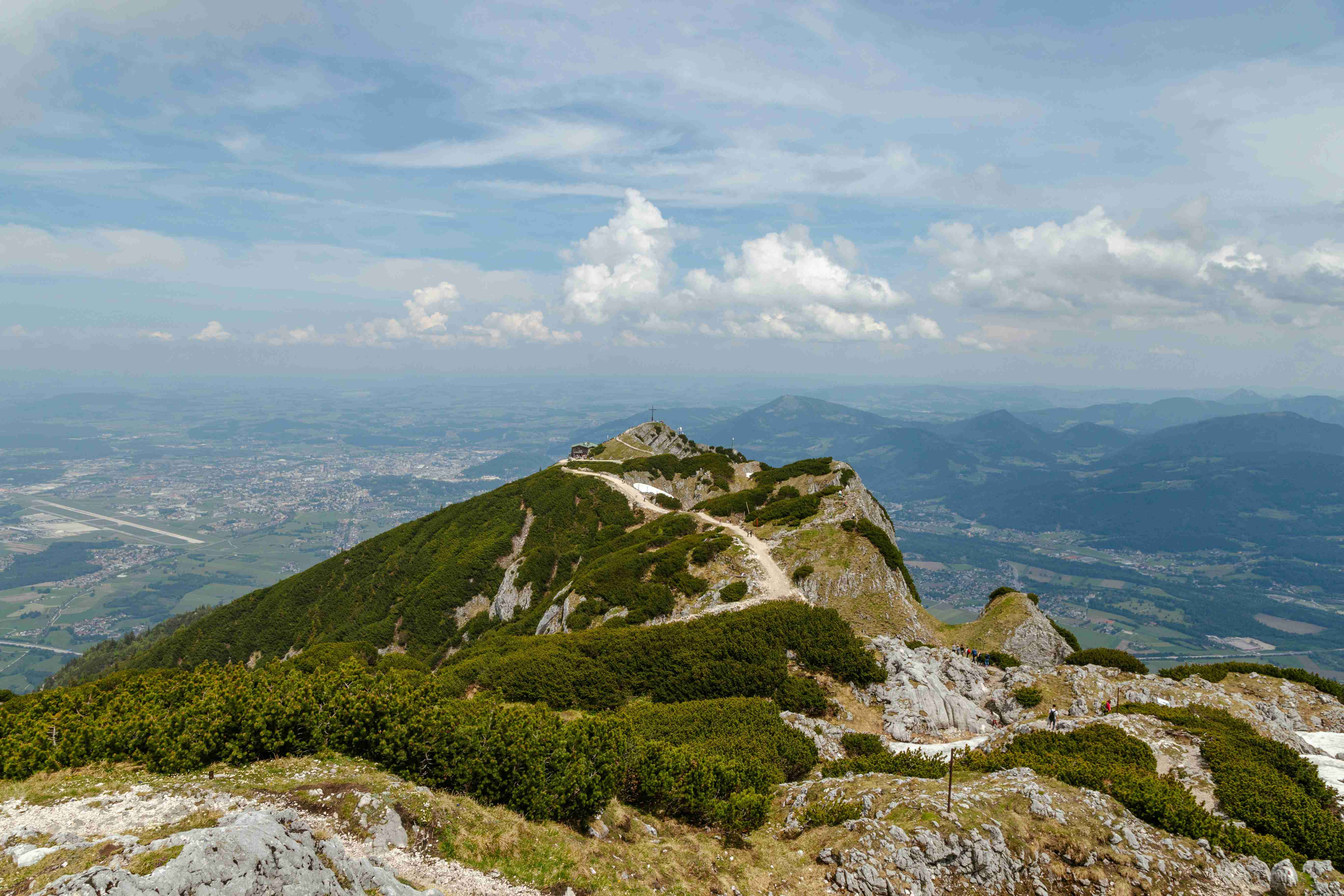 مسیر پیاده روی در یال کوهی مشرف به دره