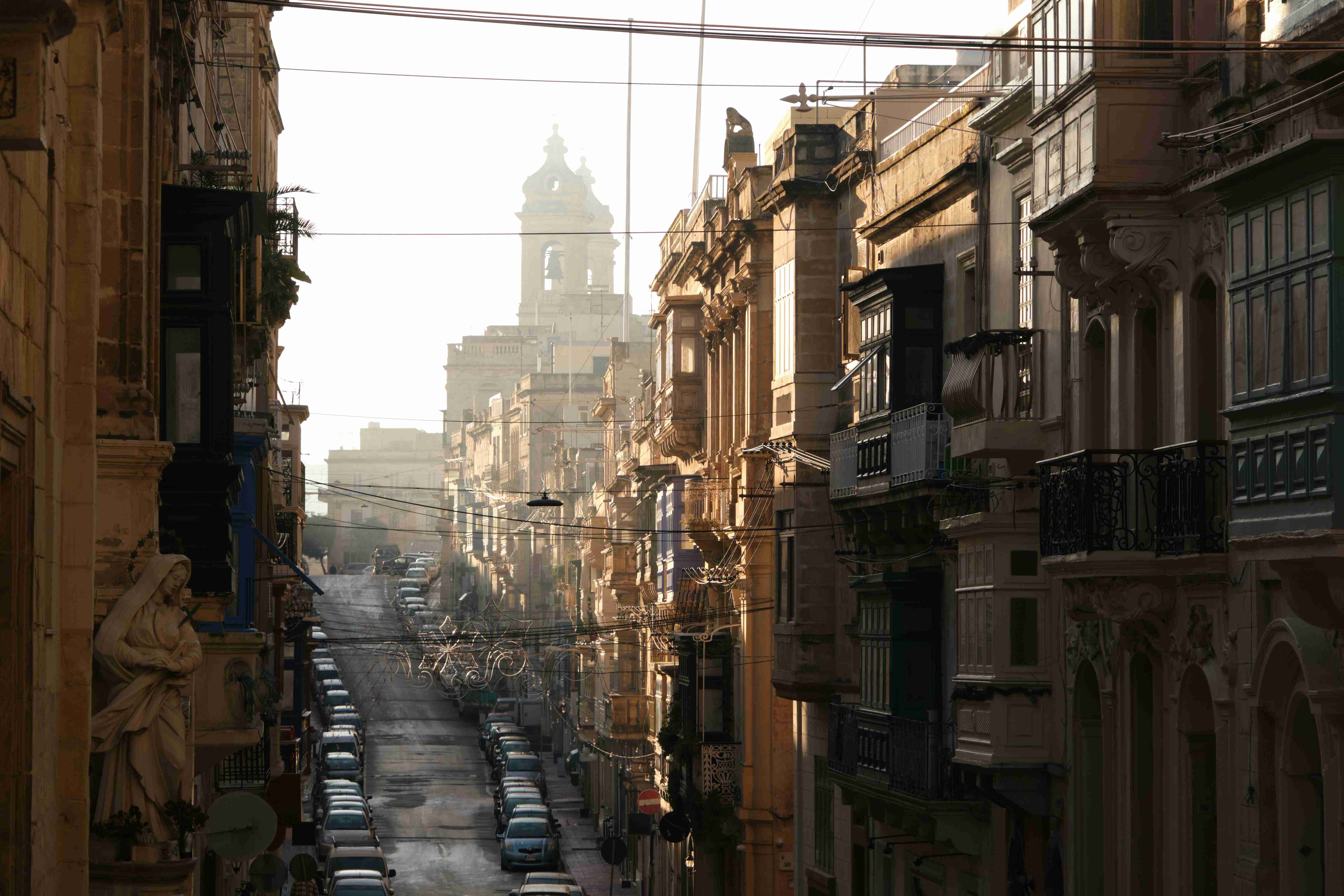 egy városi utca tele sok forgalommal