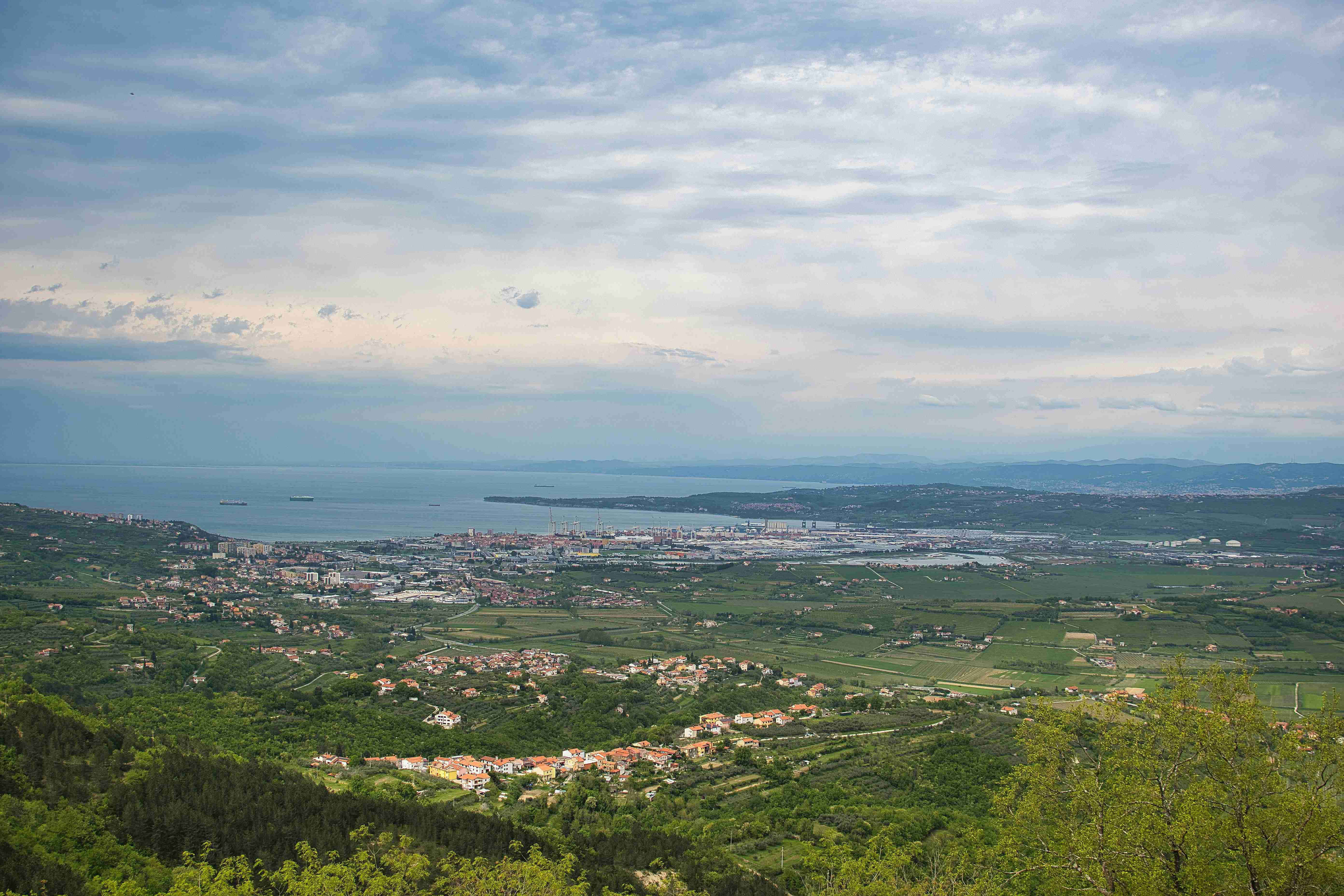 egy-egy-város-kilátás egy-egy dombtetőről