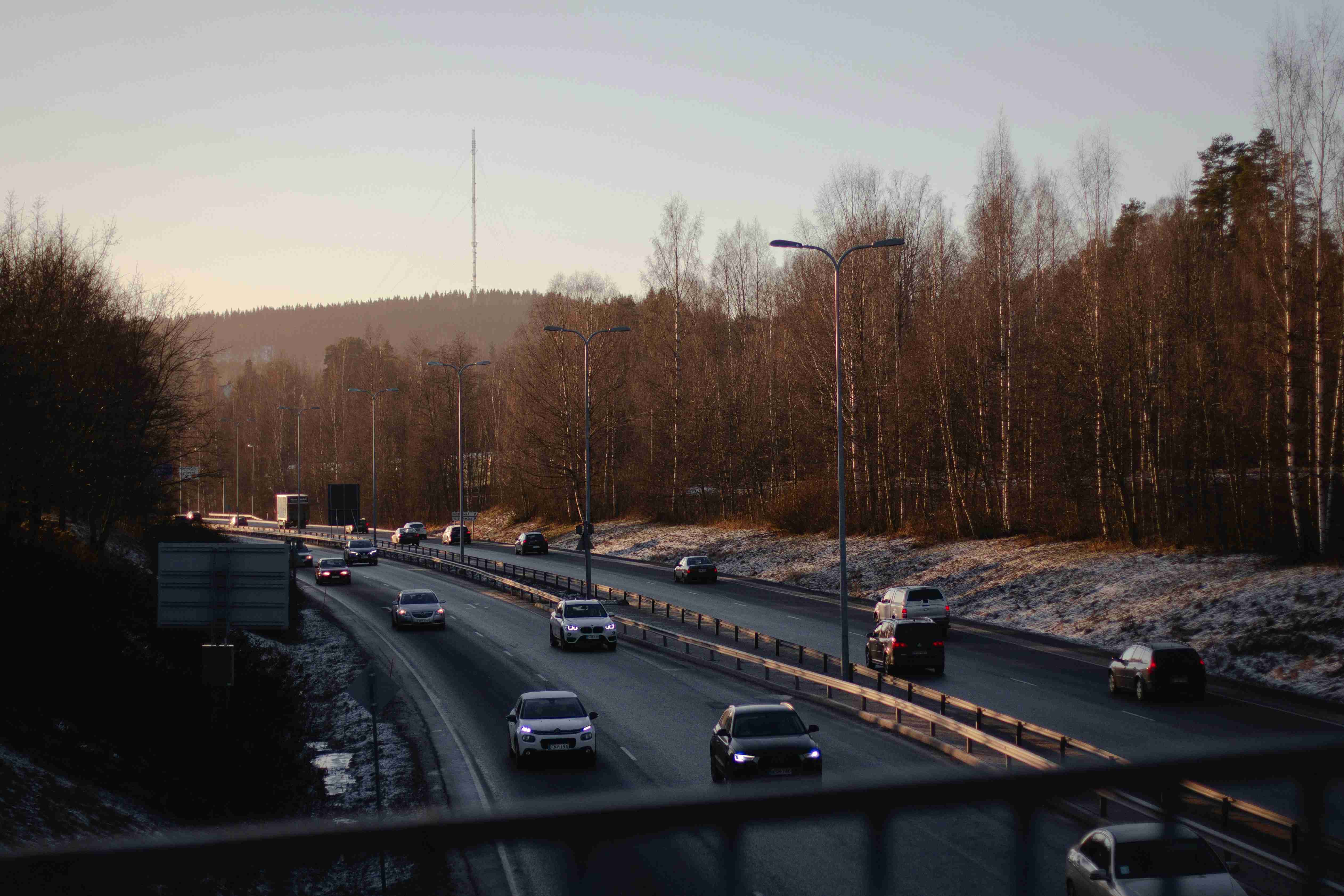 सड़क पर यात्रा कर रहे वाहन की फोटोग्राफी