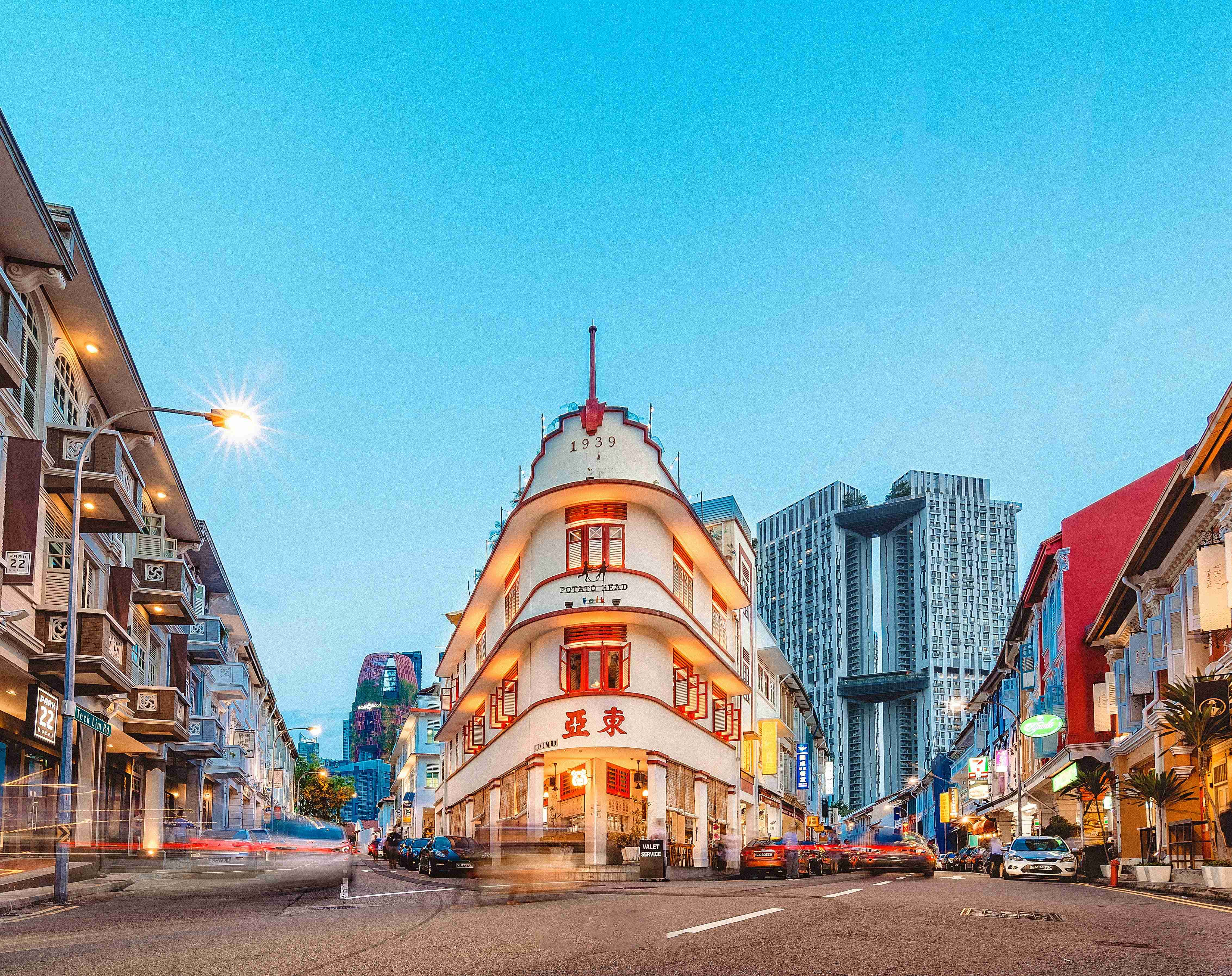 รถยนต์บนถนนใกล้อาคารในช่วงกลางวัน