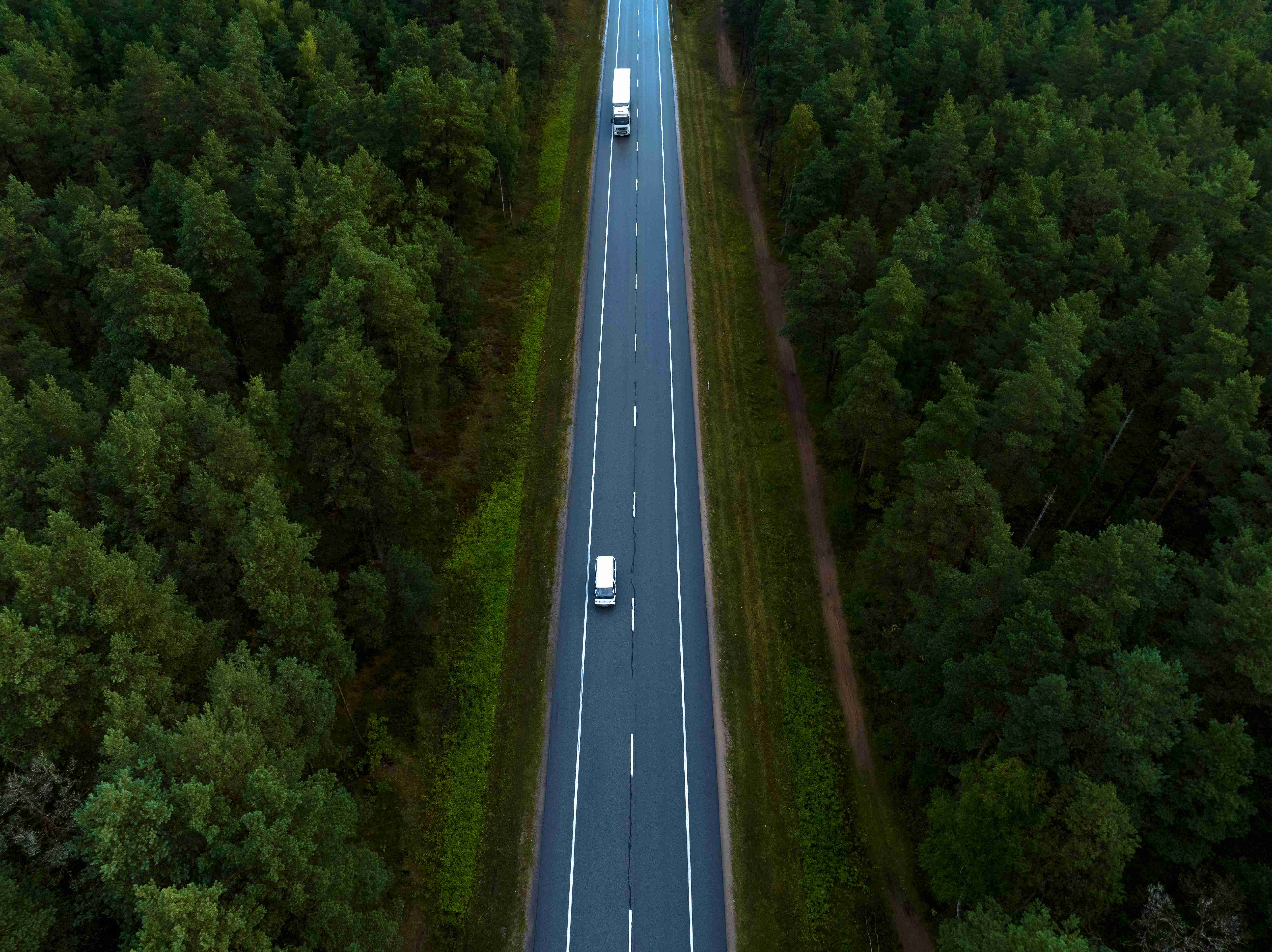 une-vue-aérienne-d'une-autoroute-au-milieu-d'une-forêt