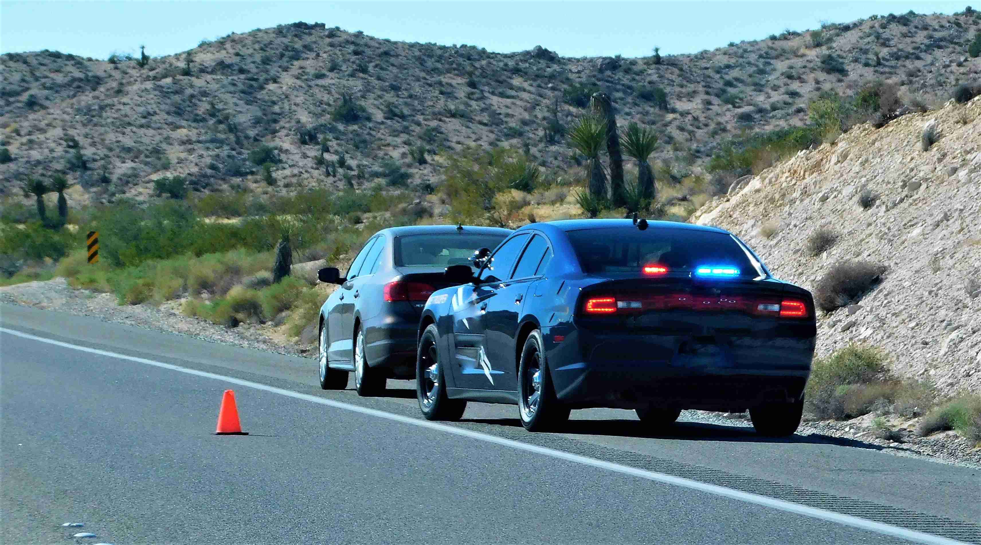 Vozidlo dálniční hlídky zastavené na kraji silnice