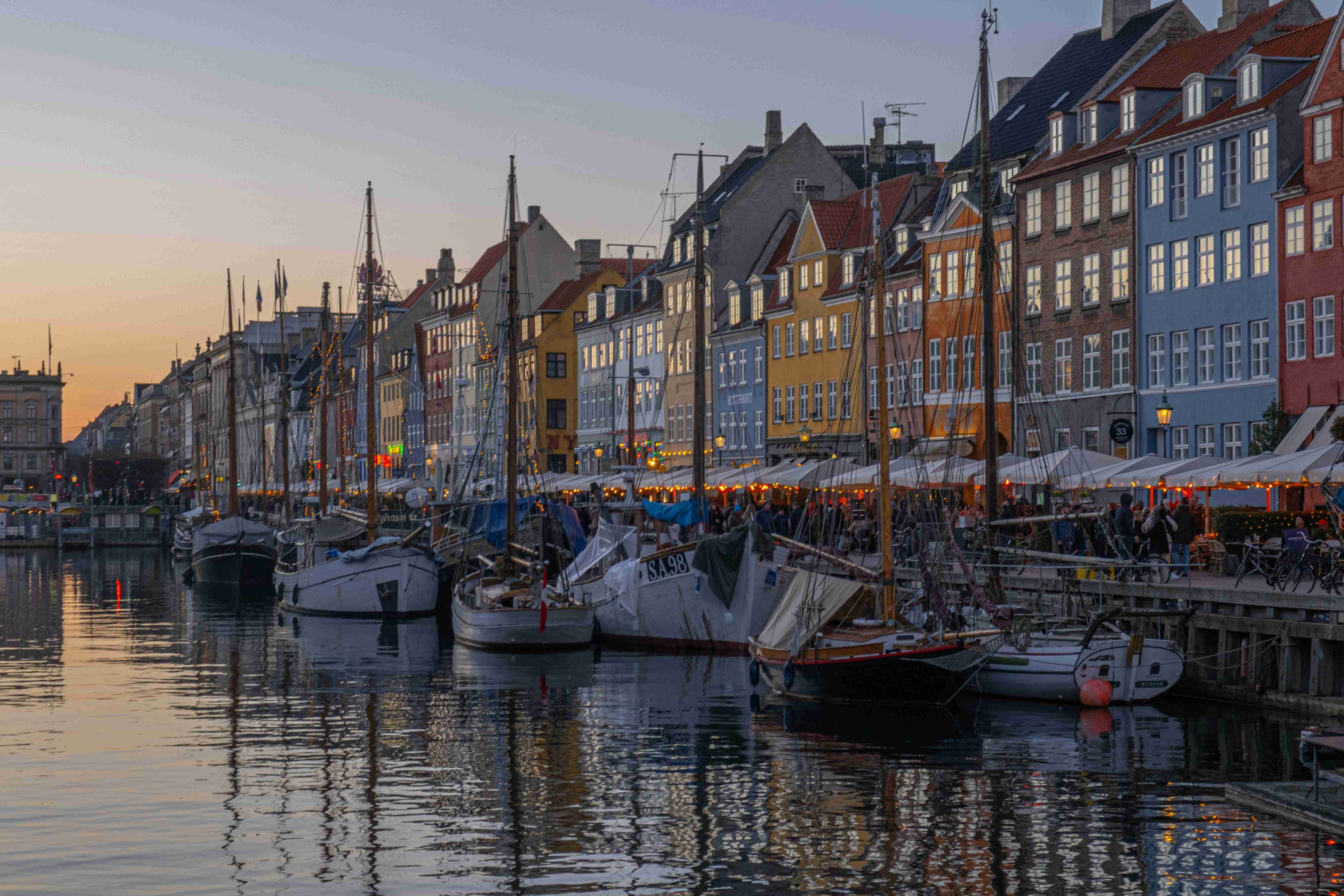 boats-docked-in-a-harbor